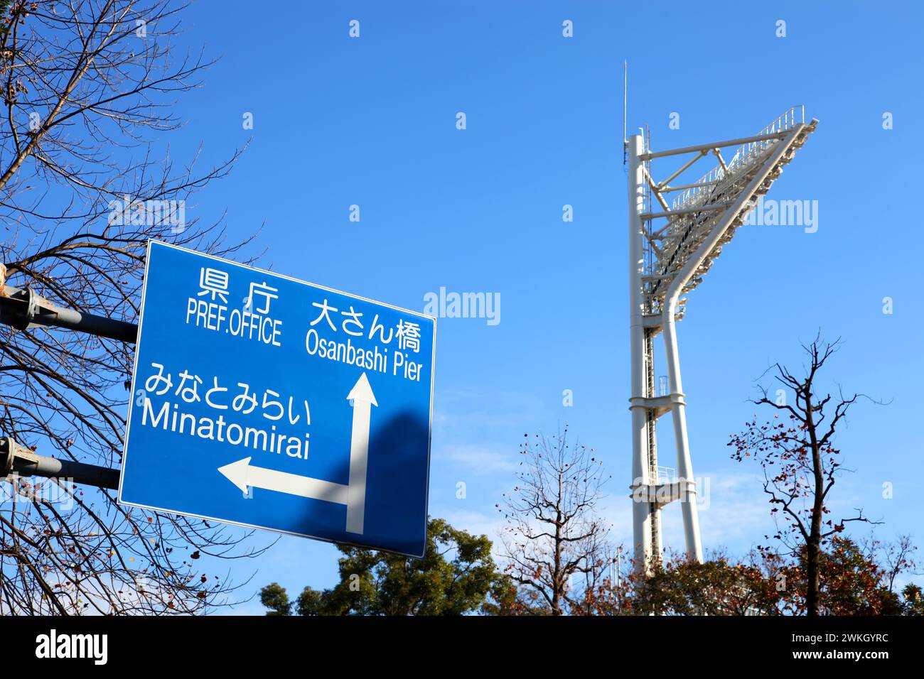 Flutlichter des Yokohama Stadions, Heimstadion der Yokohama Dena Baystars in Kanagawa, Japan. Stockfoto