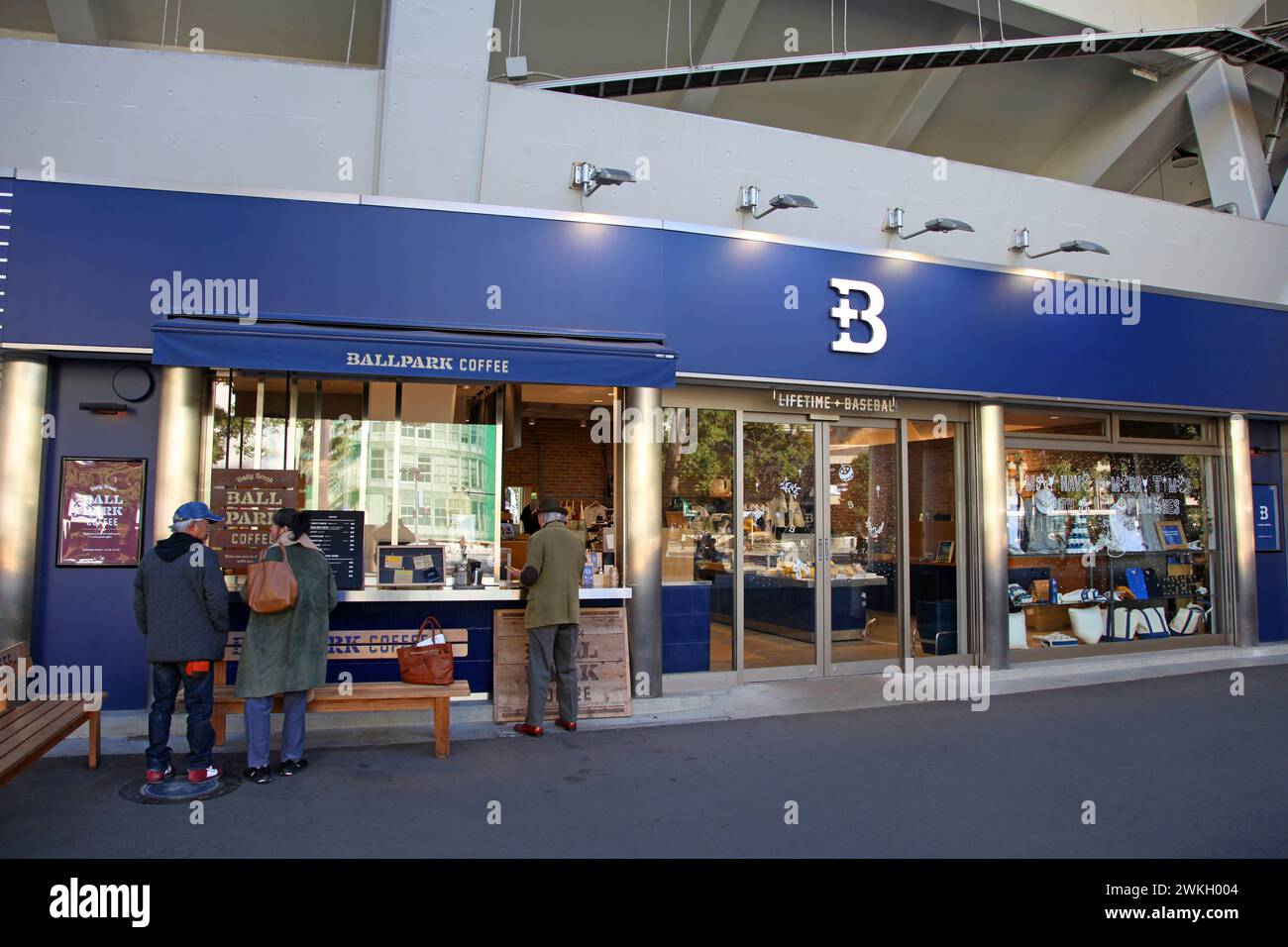 Kaufen Sie Tickets im Yokohama Stadium, Heimstadion der Yokohama Dena Baystars in Kanagawa, Japan. Stockfoto