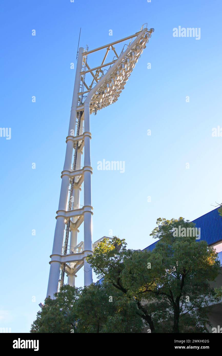 Flutlichter des Yokohama Stadions, Heimstadion der Yokohama Dena Baystars in Kanagawa, Japan. Stockfoto