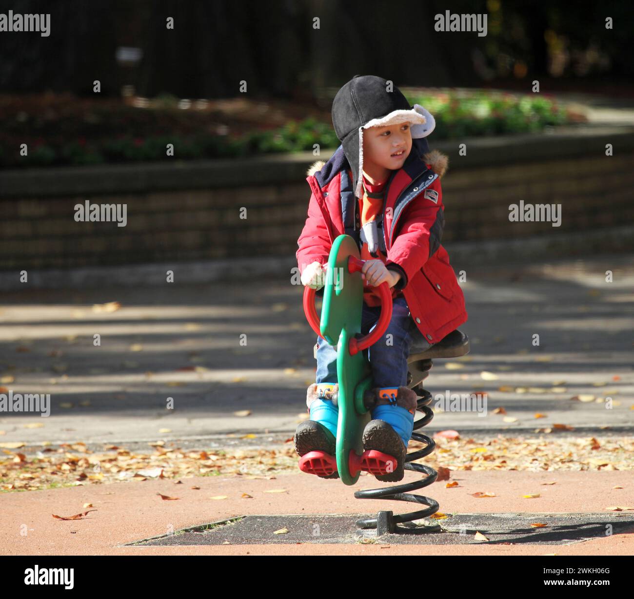 Junger eurasischer Junge, der im Winter auf einem Spielplatz in Yokohama, Kanagawa, Japan spielt Stockfoto