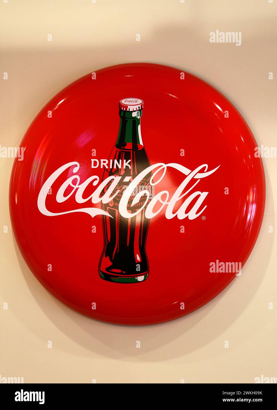 Retro ein Cola-Werbeschild in einem Restaurant in Yokohama, Japan. Stockfoto