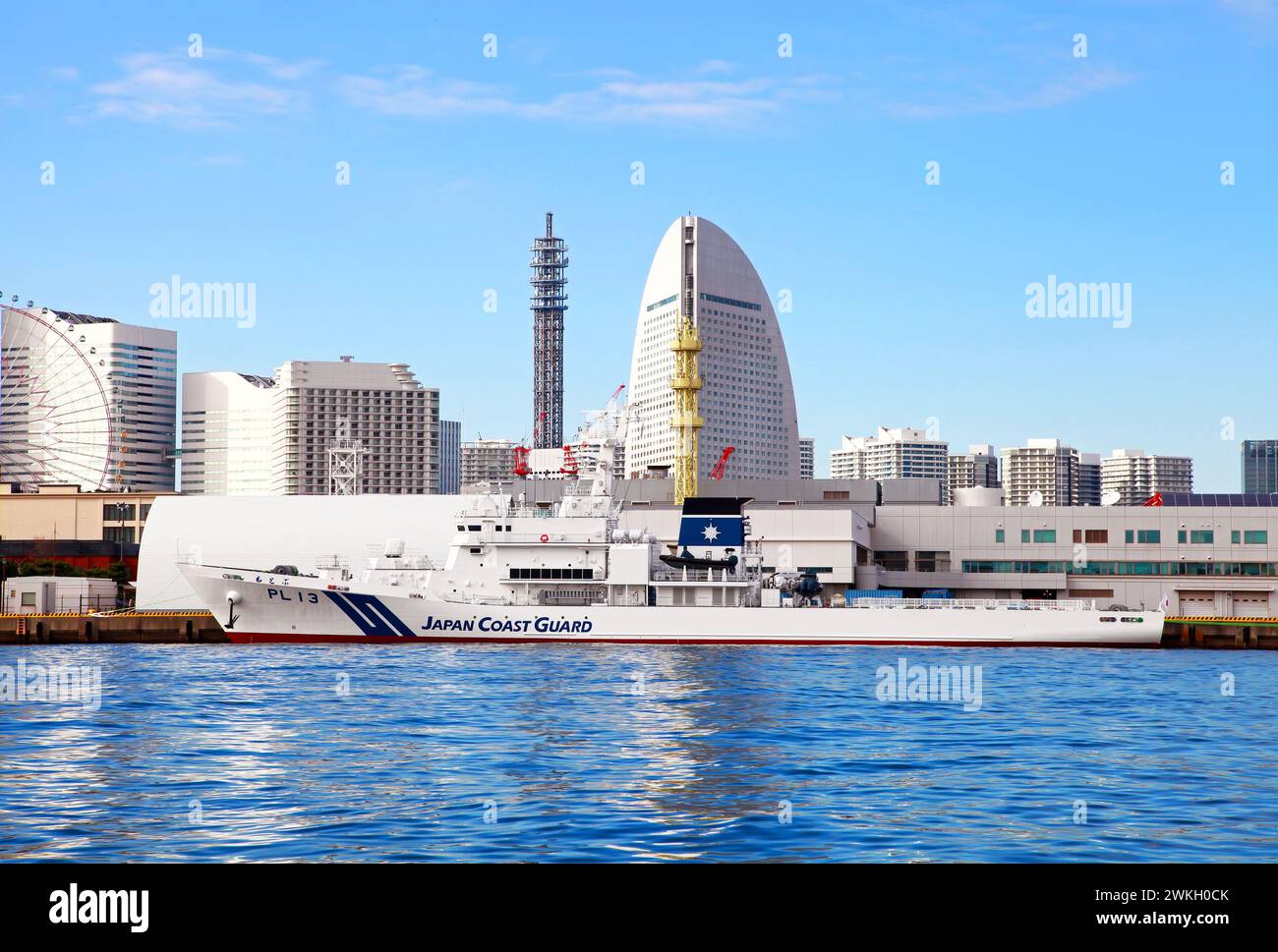Yokohama City Skyline von Yokohama Bay in Kanagawa, Japan mit einem Boot der japanischen Küstenwache im Vordergrund. Stockfoto
