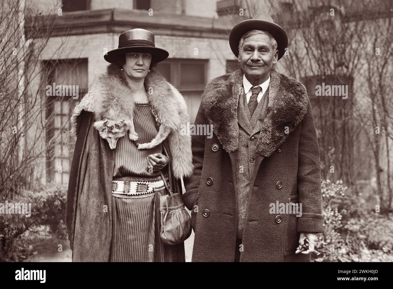 Jackson Barnett (1856–1934), der aufgrund des Ölflusses auf seinem Grundstück in Oklahoma als „der reichste Indianer der Welt“ bekannt wurde, und seine Frau im Weißen Haus in Washington, D.C. am 2. Februar 1923. Stockfoto