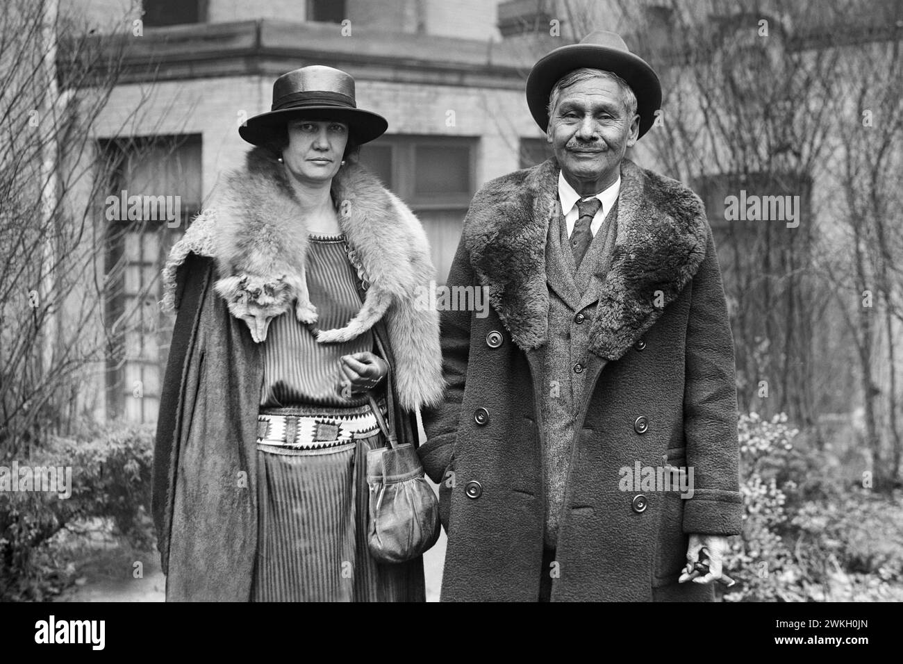 Jackson Barnett (1856–1934), der aufgrund des Ölflusses auf seinem Grundstück in Oklahoma als „der reichste Indianer der Welt“ bekannt wurde, und seine Frau im Weißen Haus in Washington, D.C. am 2. Februar 1923. Stockfoto