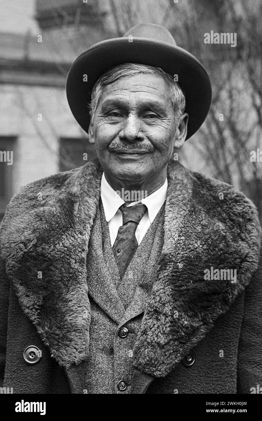 Jackson Barnett (1856–1934), der aufgrund des Ölgehalts auf seinem Grundstück in Oklahoma als „der reichste Indianer der Welt“ bekannt wurde und am 2. Februar 1923 vor dem Weißen Haus in Washington, D.C. gezeigt wurde. Stockfoto
