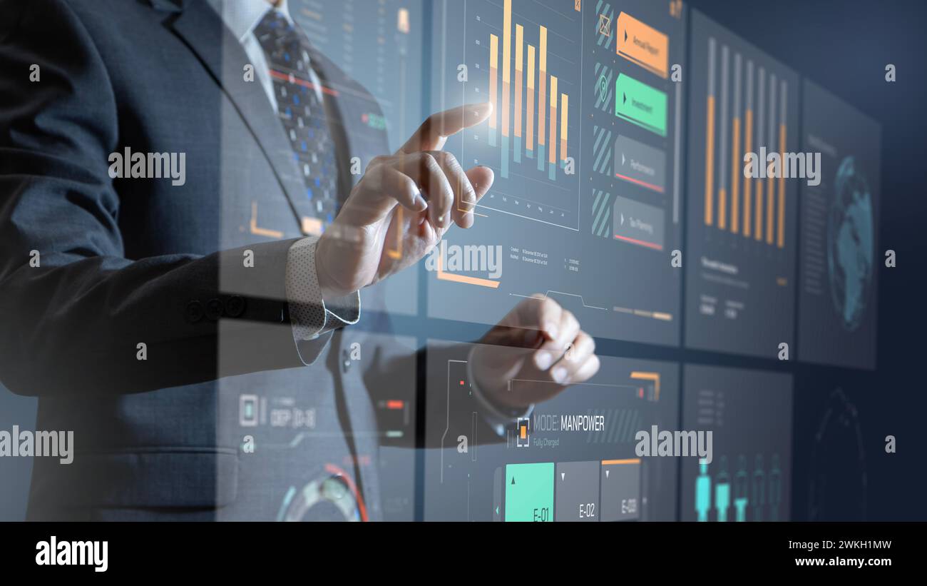 Geschäftsmann vor einem modernen digitalen virtuellen Touchscreen, der das Anlagerisikomanagement und die ROI-Analyse oder die geschäftliche Leistung analysiert Stockfoto