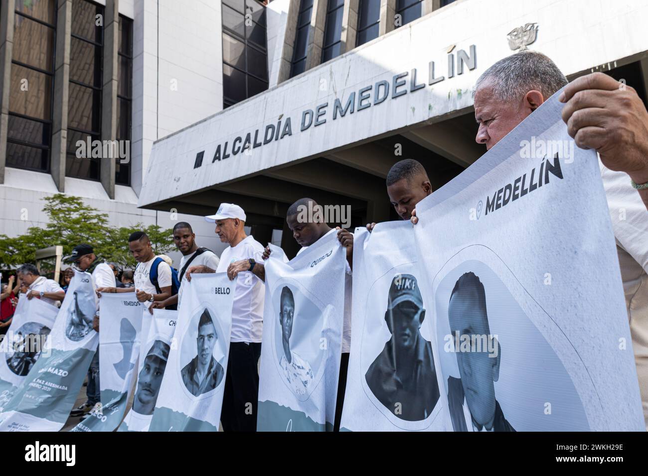 Menschen versammeln sich während einer Demonstration gegen die Ermordung von Friedensunterzeichnern und Sozialführern in Medellin, Kolumbien, am 20. Februar 2024. Foto: Juan Jose Patino/Long Visual Press Credit: Long Visual Press/Alamy Live News Stockfoto
