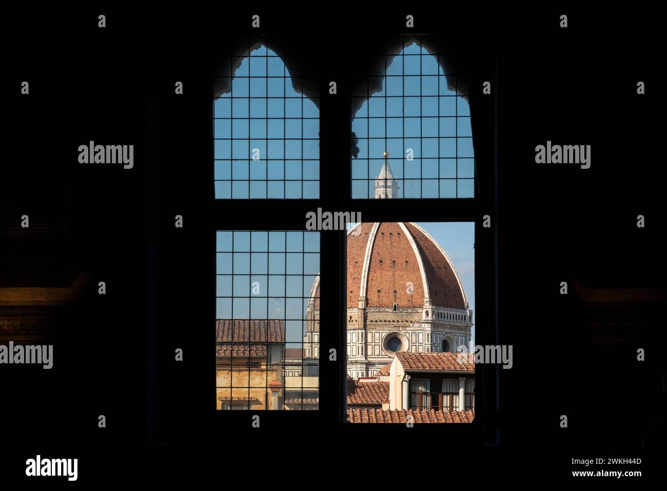 Blick auf die Kathedrale Santa Maria del Fiore vom Fenster des Palazzo Vecchio, Florenz, Italien Stockfoto
