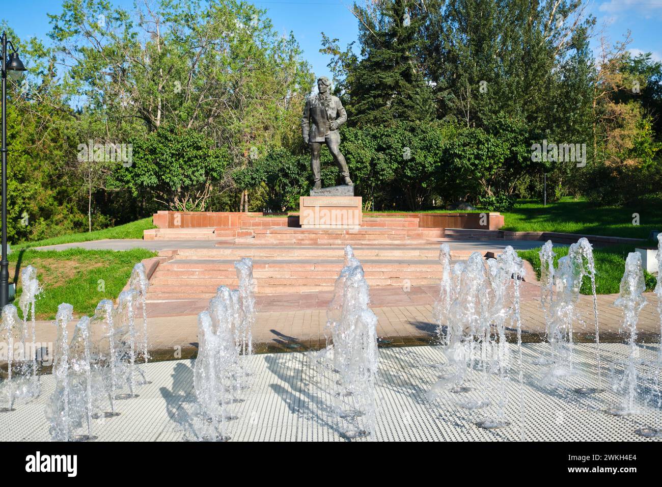 Blick auf eine Statue von Gani Muratbajew, der die junge kommunistische Liga gründete. Im Pioneer Park in Almaty, Kasachstan. Stockfoto