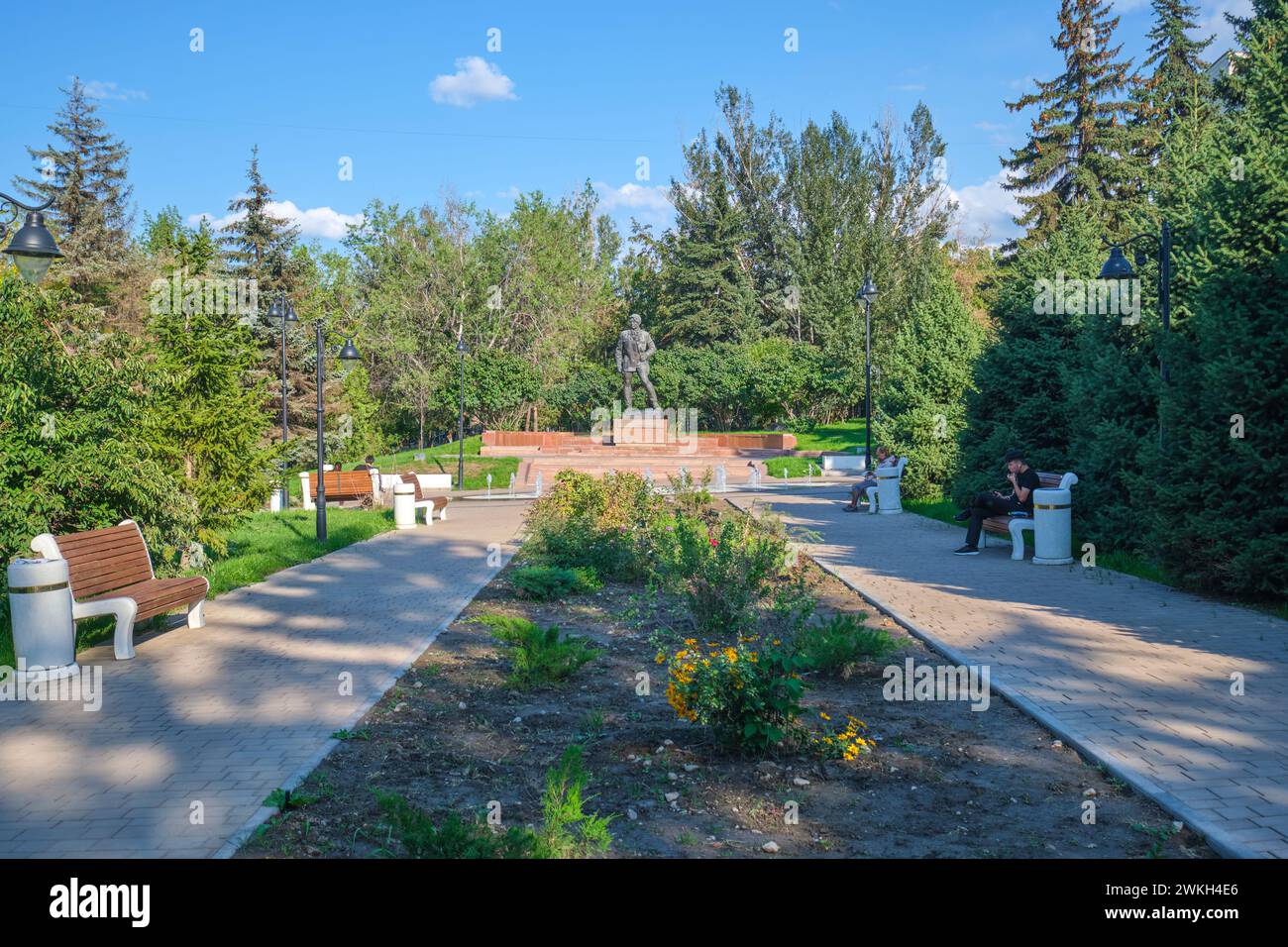 Blick auf eine Statue von Gani Muratbajew, der die junge kommunistische Liga gründete. Im Pioneer Park in Almaty, Kasachstan. Stockfoto