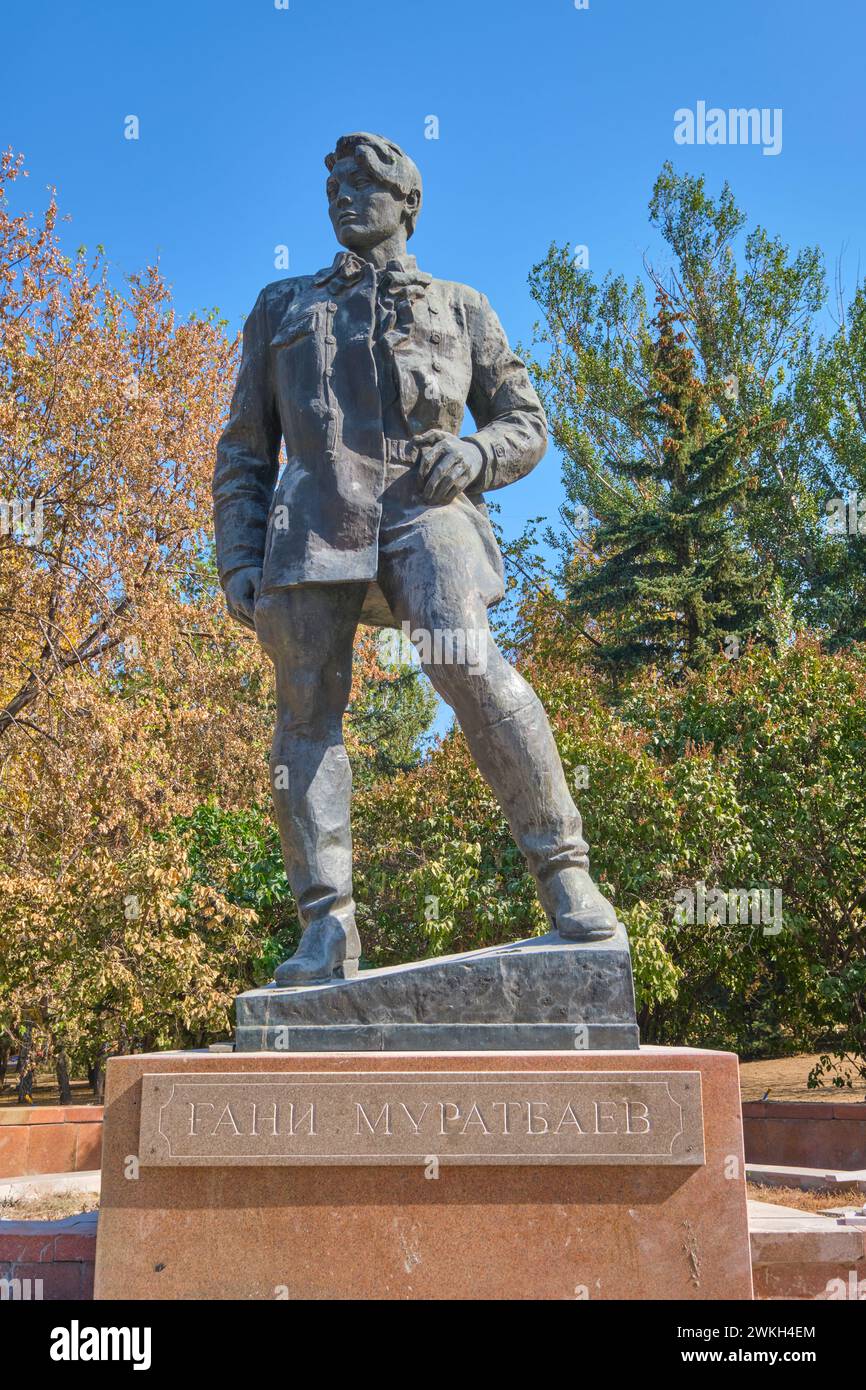 Blick auf eine Statue von Gani Muratbajew, der die junge kommunistische Liga gründete. Im Pioneer Park in Almaty, Kasachstan. Stockfoto