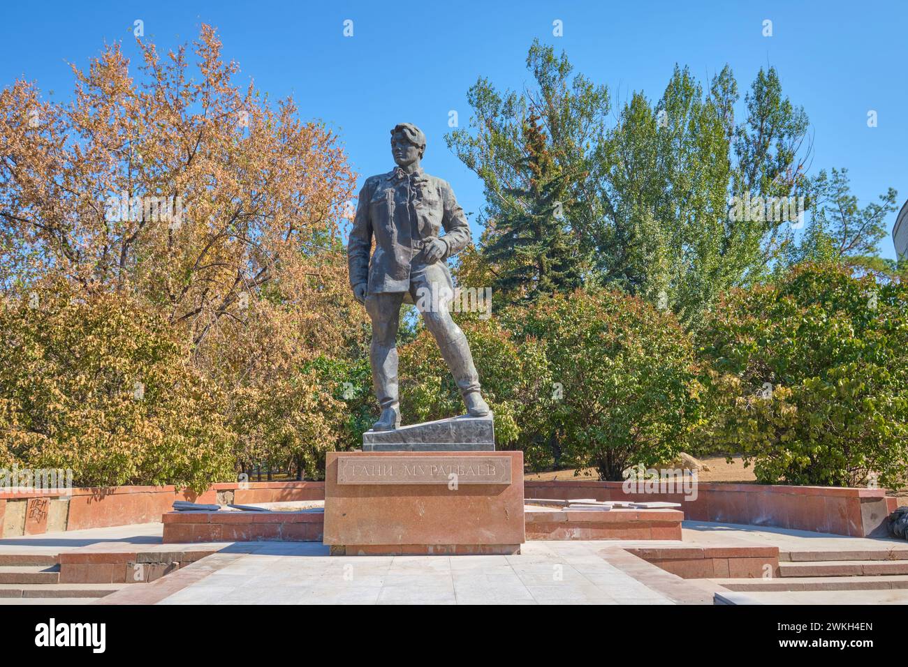 Blick auf eine Statue von Gani Muratbajew, der die junge kommunistische Liga gründete. Im Pioneer Park in Almaty, Kasachstan. Stockfoto