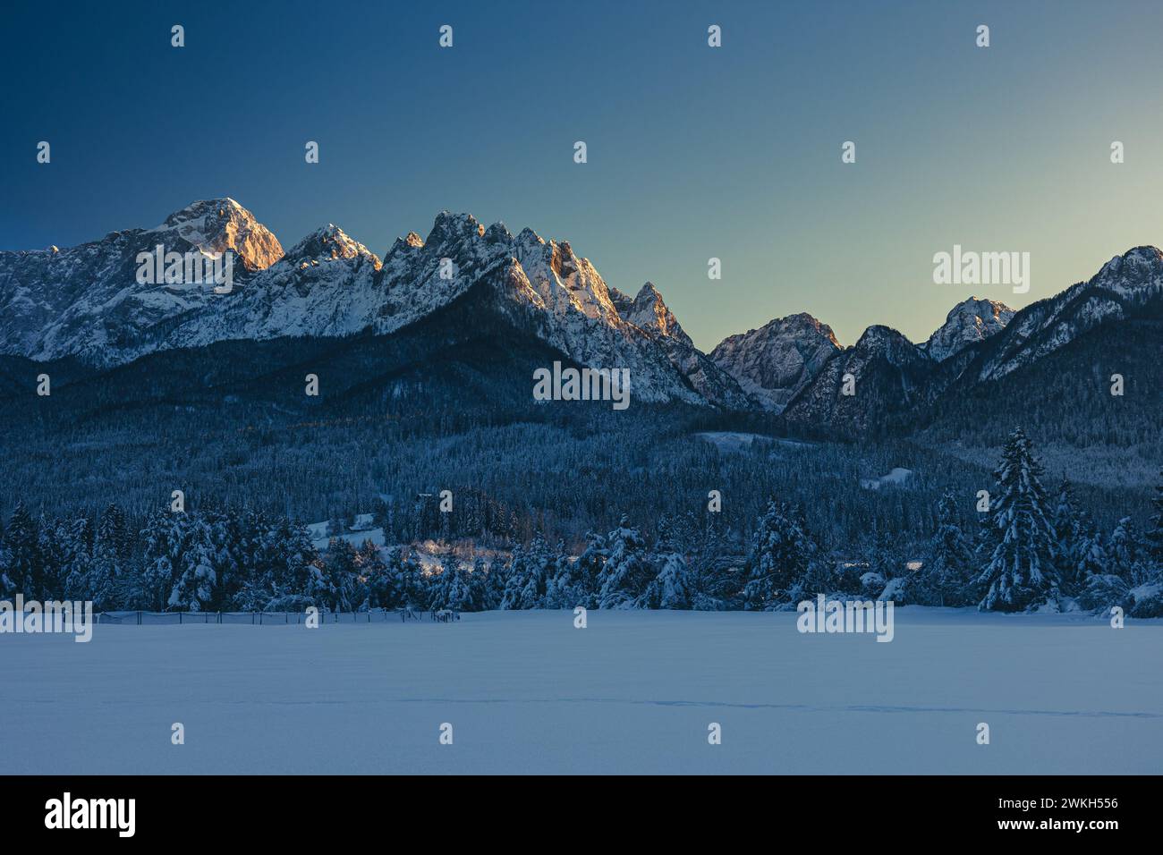 Frostiger Sonnenuntergang im Winter in Tarvisio, Friaul Julisch Venetien, Italien Stockfoto