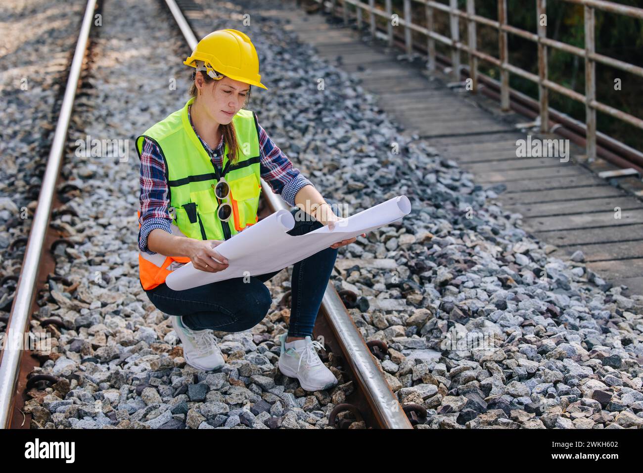 Ingenieurbüro für Bahngleise, das vor Ort arbeitet, Überprüfung und Wartung der Bahngleise auf Sicherheit überprüft Stockfoto