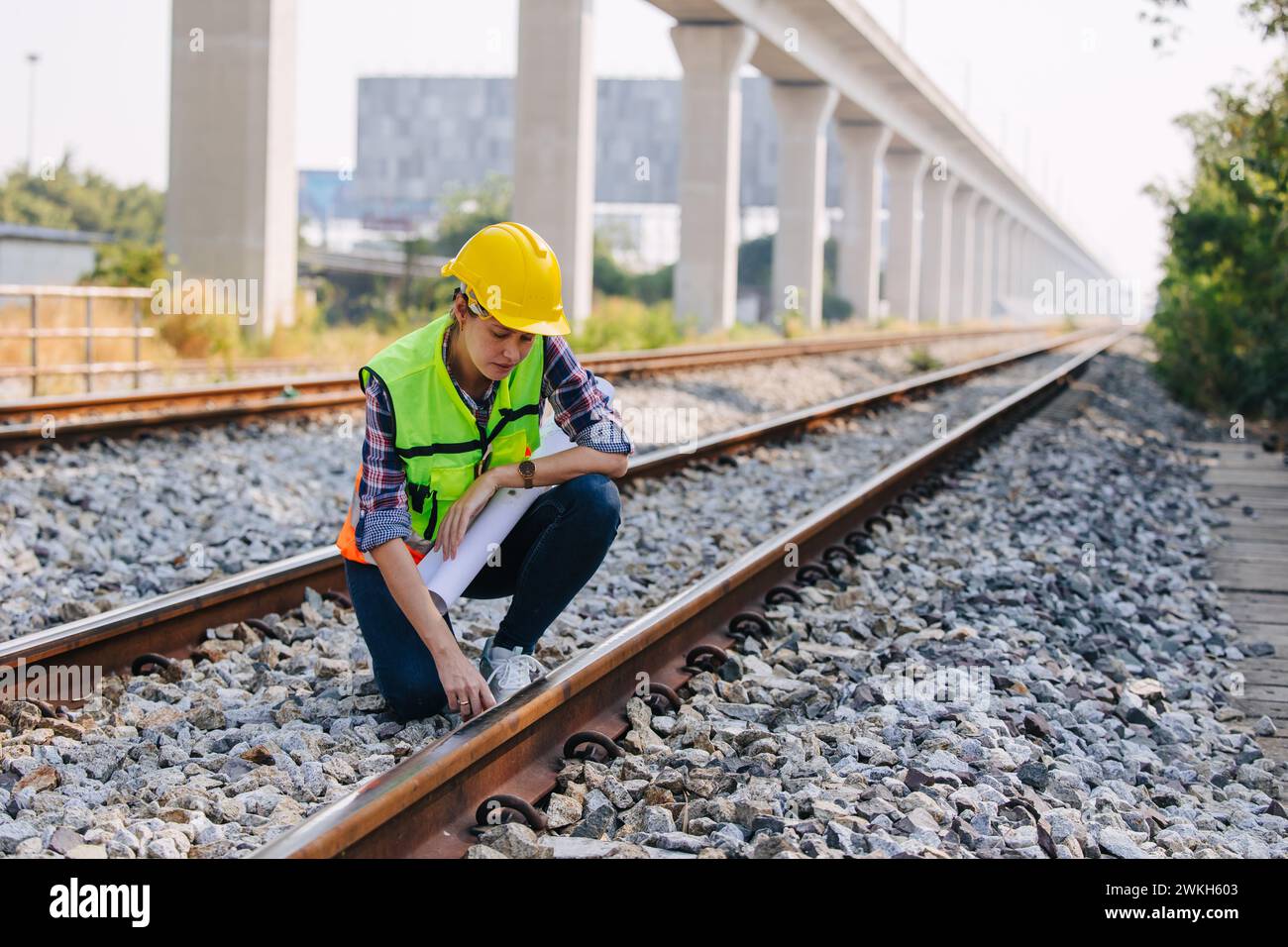 Ingenieurbüro für Bahngleise, das vor Ort arbeitet, Überprüfung und Wartung der Bahngleise auf Sicherheit überprüft Stockfoto