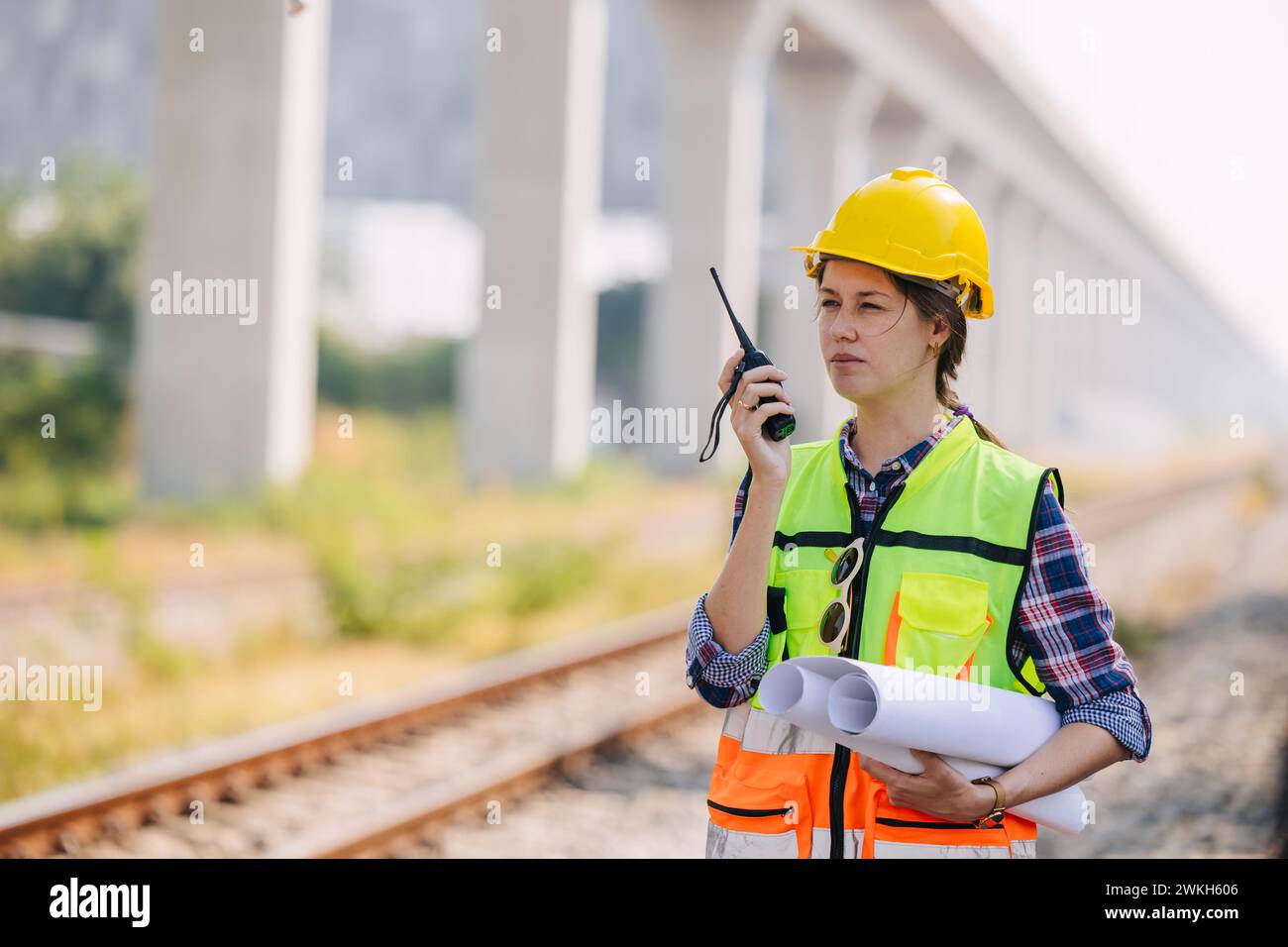 Ingenieurin kaukasische Frauen Eisenbahngleise Service Team arbeitet vor Ort Besichtigung Wartung Inspektion Zuggleise auf Bau und Sicherheit Stockfoto