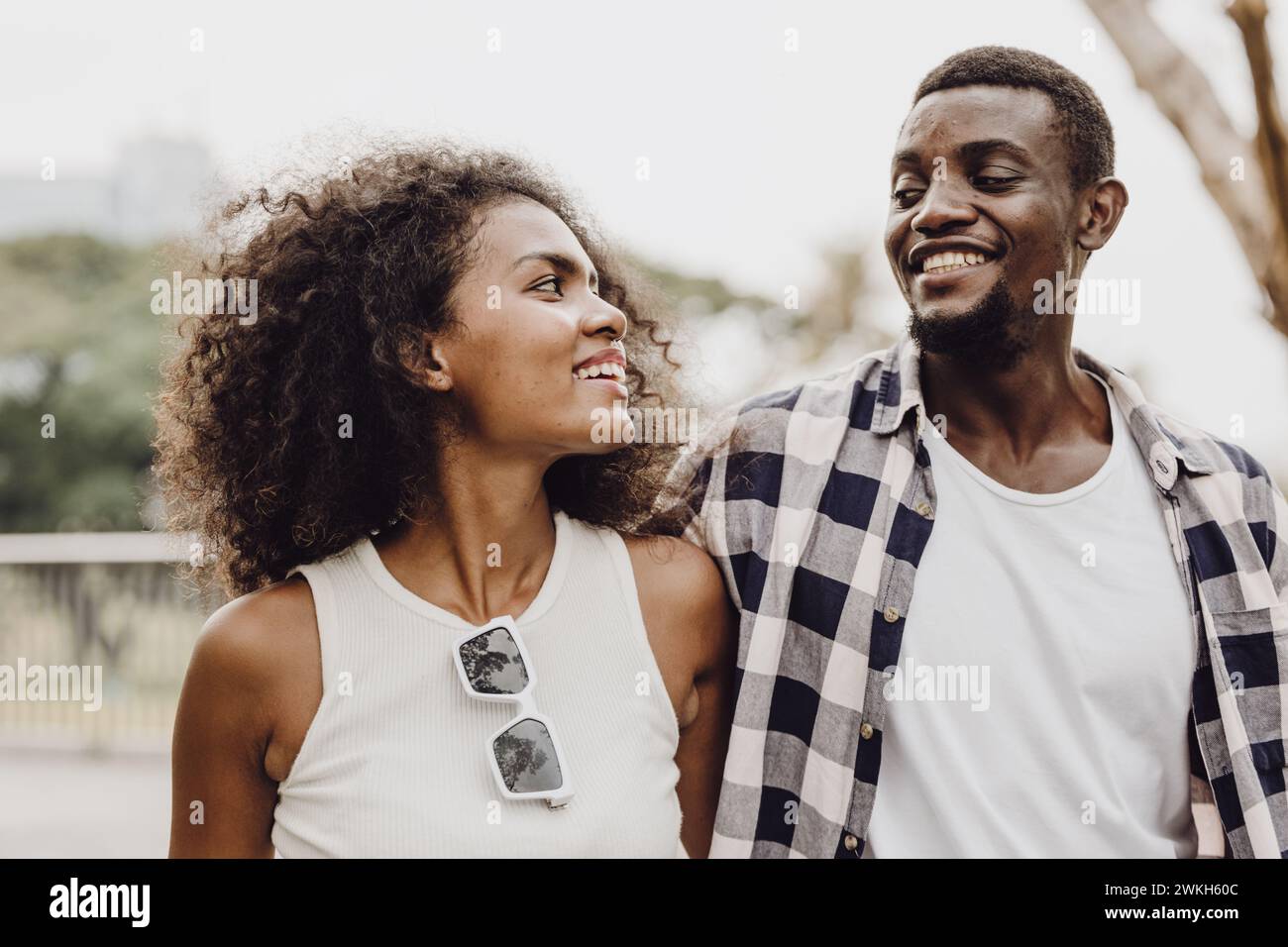 Schwarze afrikanische Paare Liebhaber Leute, Freund glücklich zusammen schauen Lächeln im Freien entspannter Urlaub entspannen Stockfoto