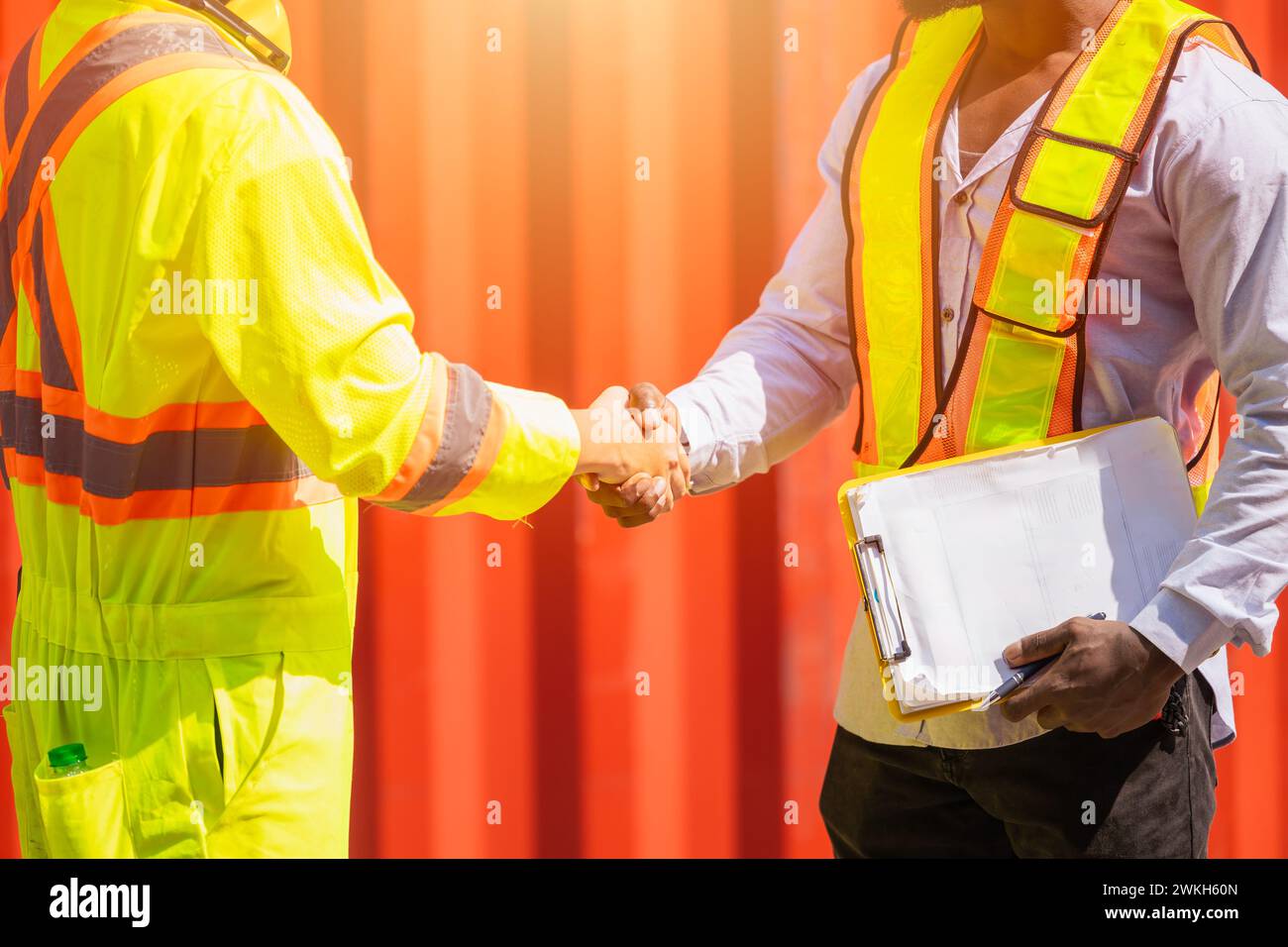 Arbeiter Hand schüttelt zusammen. Ingenieurteam bei Deal Projects kooperierte mit Handshake in der Logistikbranche Stockfoto