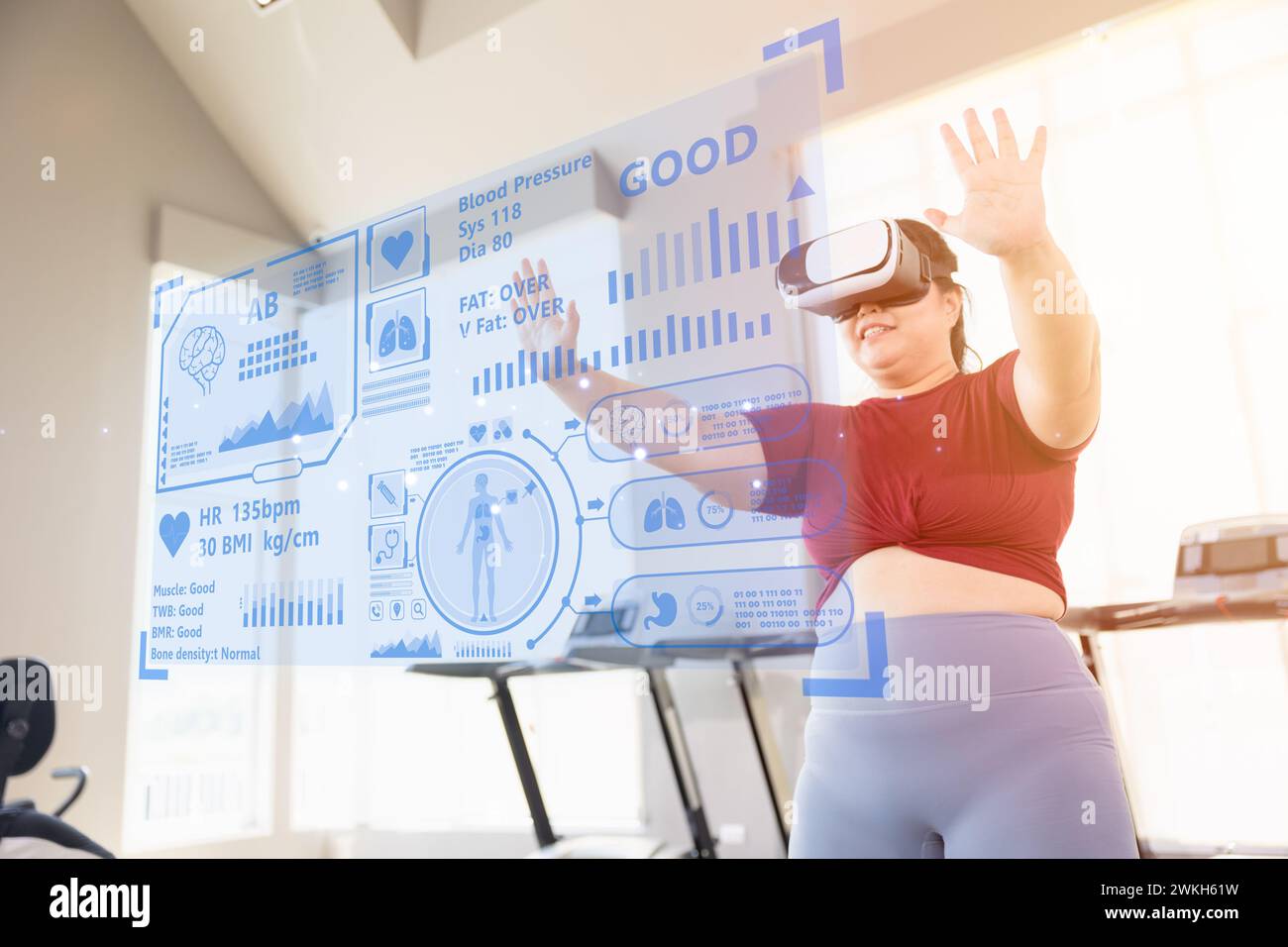 Fette Frauen verwenden intelligente Gesundheitsinformationen VR-Headset zeigt Overlay Körperinformationen Daten Fitness Statistik Hologramm Technologie Gerät Stockfoto