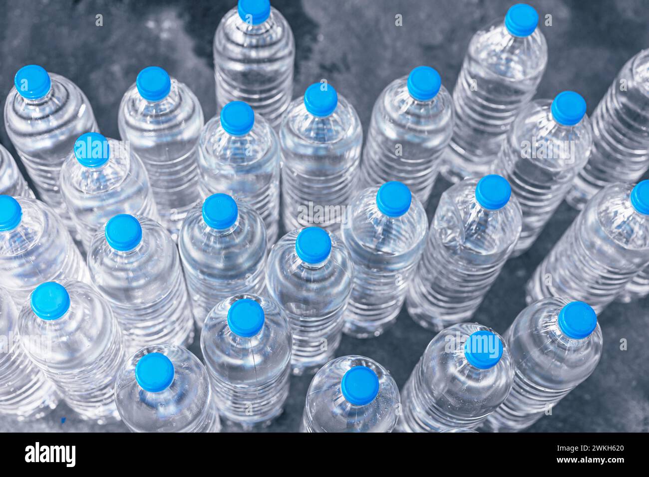 Gruppe von PET-Plastikflaschen mit Trinkwasser in der Wasserwerksfabrik Stockfoto