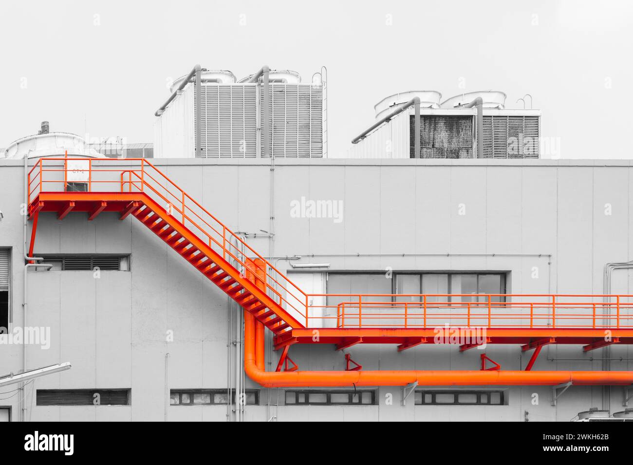 Außenindustrie Gebäudewartungsservice Laufbereich Treppenbahn für Service oder Notausgang mit Kühlturm auf dem Dach Stockfoto