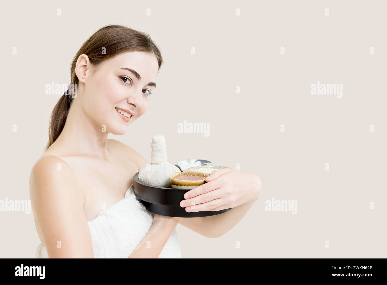 Schönheitsfrauen kaukasisches Modell mit Kräuter-Spa-Massage-Creme isoliert auf weißem Hintergrund Stockfoto