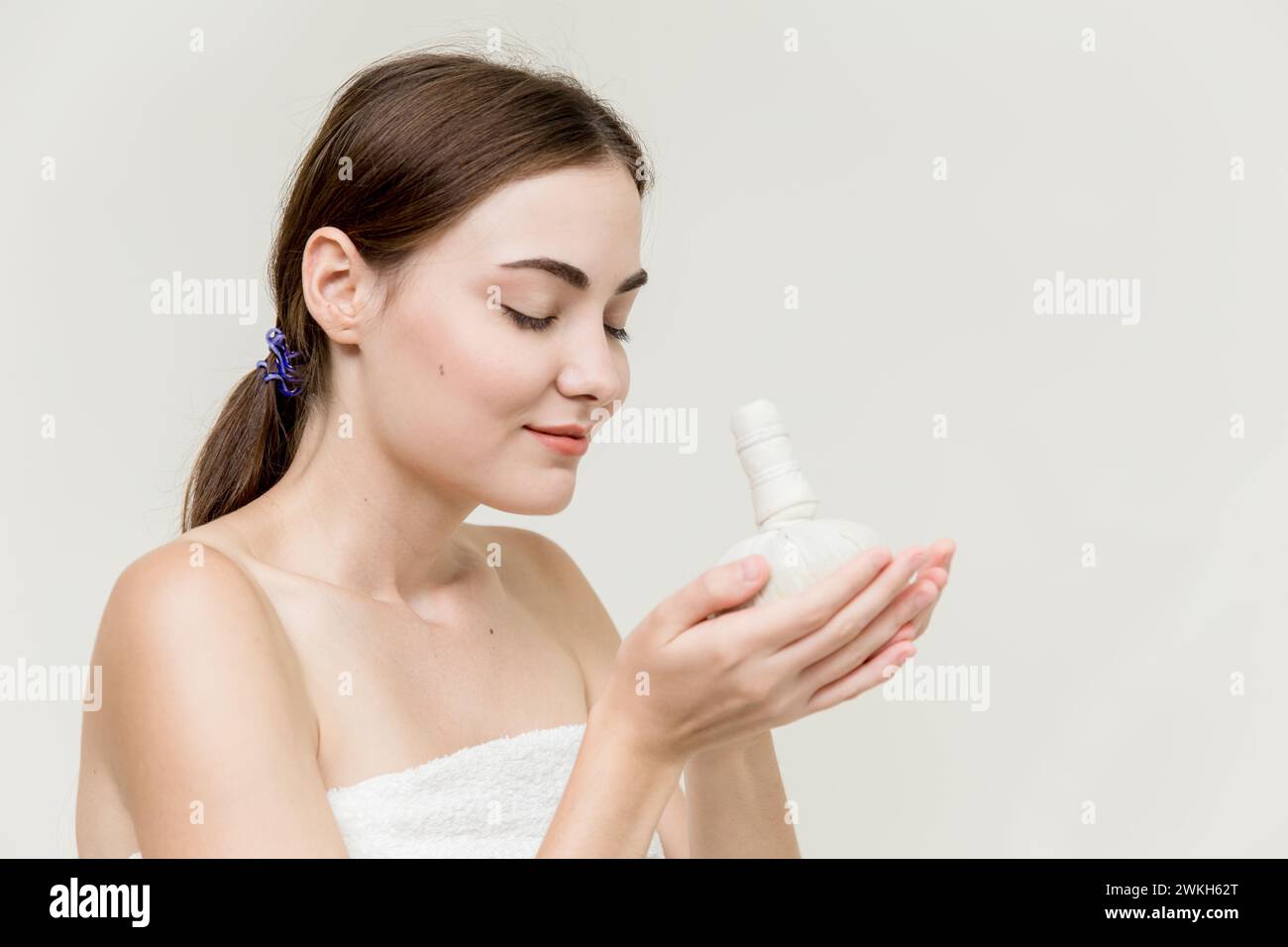 Spa Massage Schönheit Frauen Hand Geschenk Thai Kräuter Kompresse Ball isoliert auf weißem Hintergrund Stockfoto