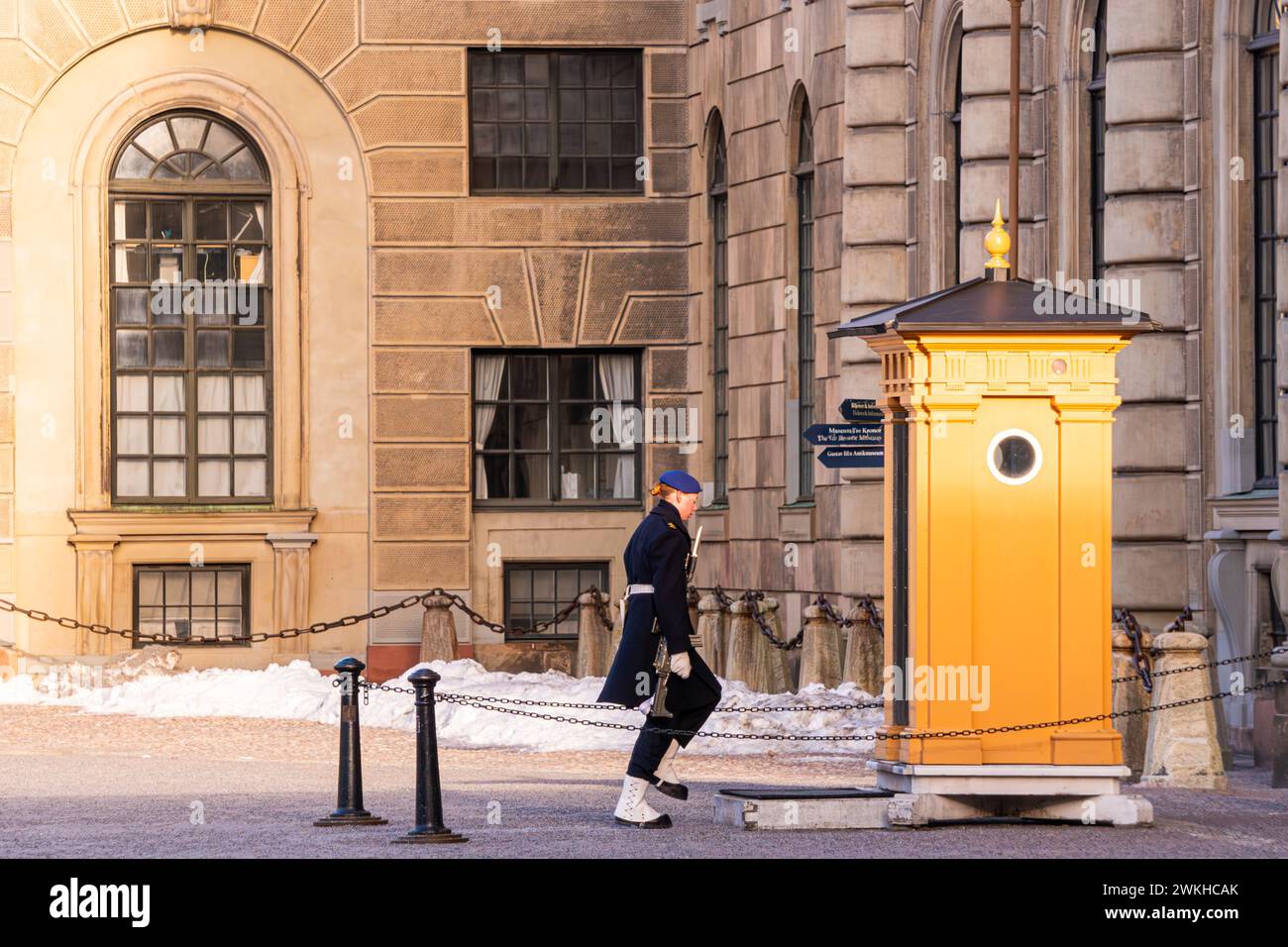 Schwedische königliche Garde in marineblauer Winteruniform zum Schutz des Königspalastes in Stockholm. Der Wachmann geht zum Wachstand Stockfoto