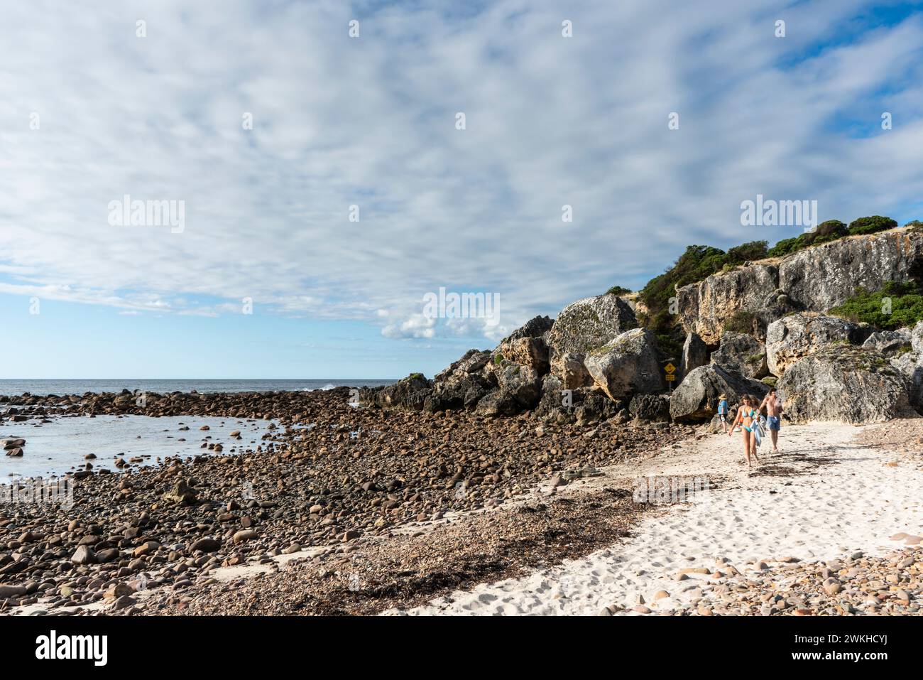 Ein Paar spazieren am Strand von Stokes Bay, Kangaroo Island, South Australia Stockfoto