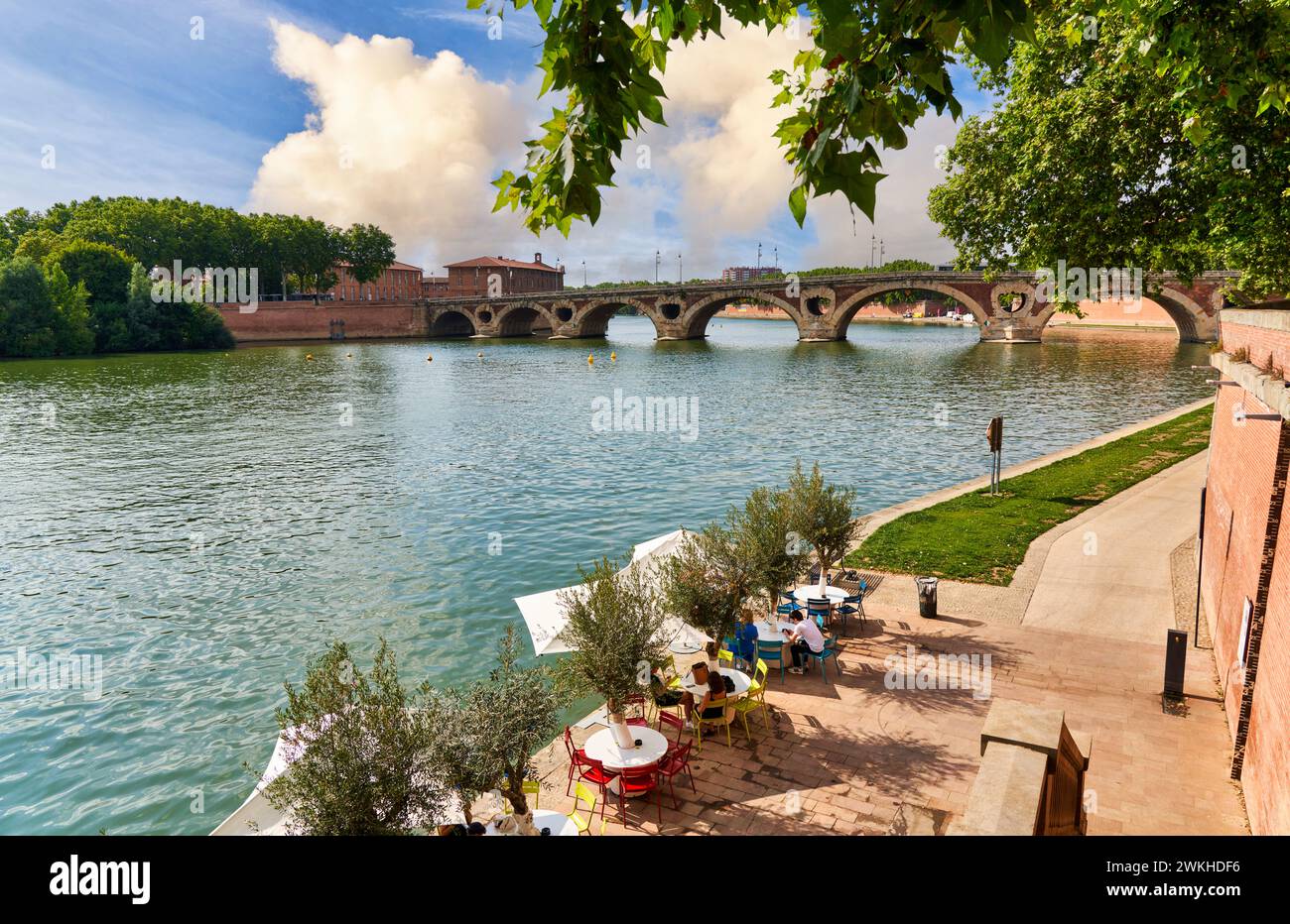 Terrasse, Quai de Tounis, Brücke Pont Neuf, Fluss Garonne, Toulouse, Haute-Garonne, Occitanie, Frankreich, Europa. Stockfoto