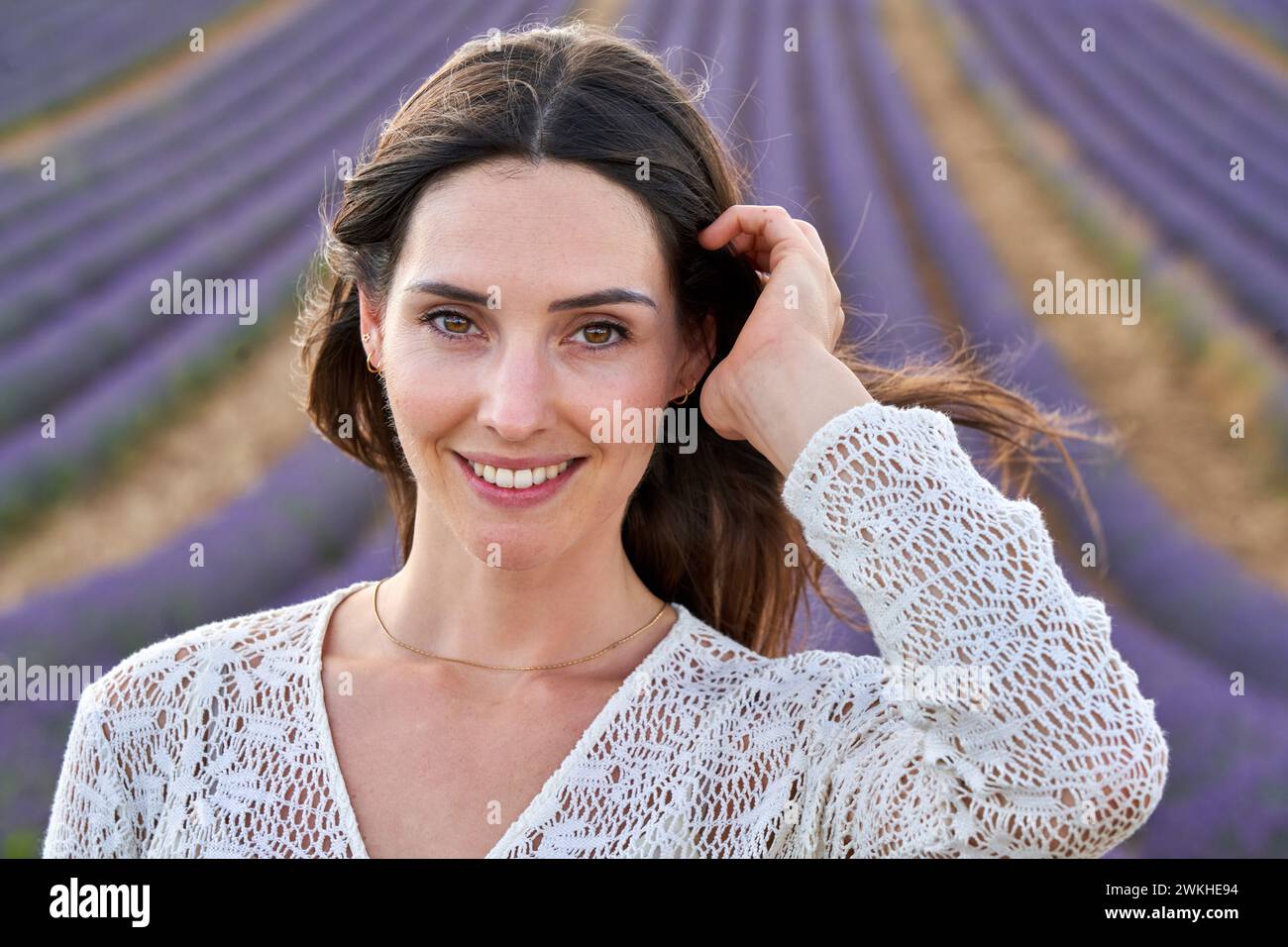 30-35 Jahre altes Mädchen, Anbau von Lavendel, blühende Lavendel, Valensole, Alpes-de-Haute-Provence, Provence-Alpes-Côte d'Azur, Frankreich, Europa Stockfoto