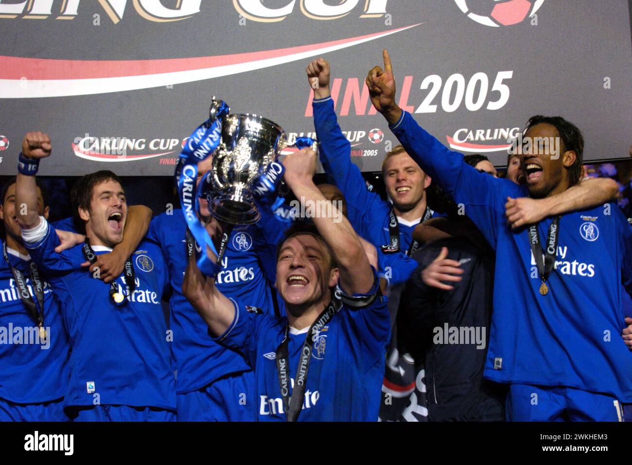 Aktenfoto vom 27.02.2005 von Chelsea's John Terry, der den Carling Cup hob. Chelsea holte ihr erstes Besteck unter Jose Mourinho im Millennium Stadium in Cardiff, wo zwischen 2001 und 2006 das Finale des englischen Pokals ausgetragen wurde, während das neue Wembley gebaut wurde. Liverpool eröffnete die Punktzahl in der ersten Minute des Spiels, nachdem John Arne Riise ein Kreuz von Fernando Morientes nach Hause holte. Ausgabedatum: Mittwoch, 21. Februar 2024. Stockfoto