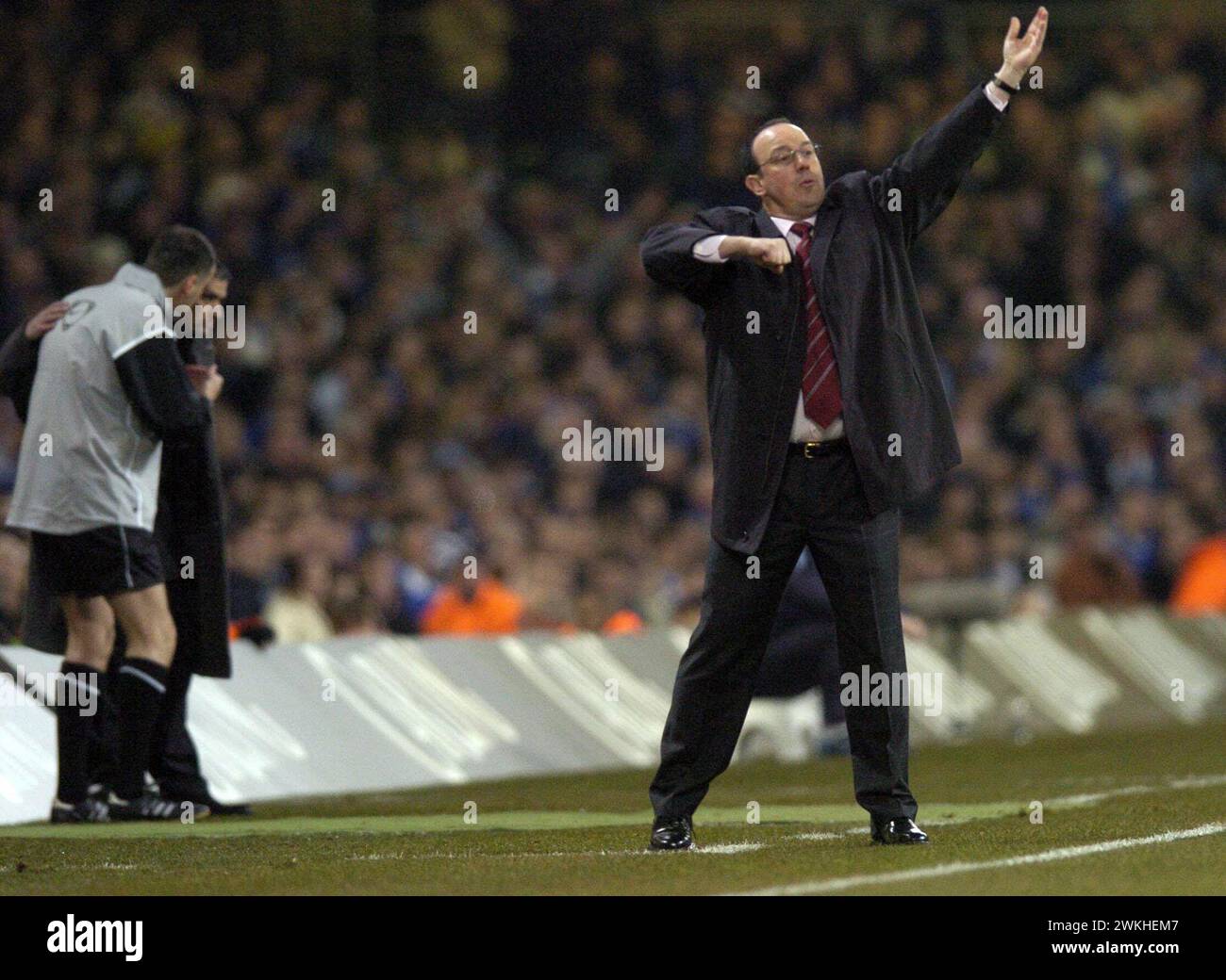 Aktenfoto vom 27.02.2005 von Liverpool-Manager Rafael Benitez auf der Touchline. Chelsea holte ihr erstes Besteck unter Jose Mourinho im Millennium Stadium in Cardiff, wo zwischen 2001 und 2006 das Finale des englischen Pokals ausgetragen wurde, während das neue Wembley gebaut wurde. Liverpool eröffnete die Punktzahl in der ersten Minute des Spiels, nachdem John Arne Riise ein Kreuz von Fernando Morientes nach Hause holte. Ausgabedatum: Mittwoch, 21. Februar 2024. Stockfoto