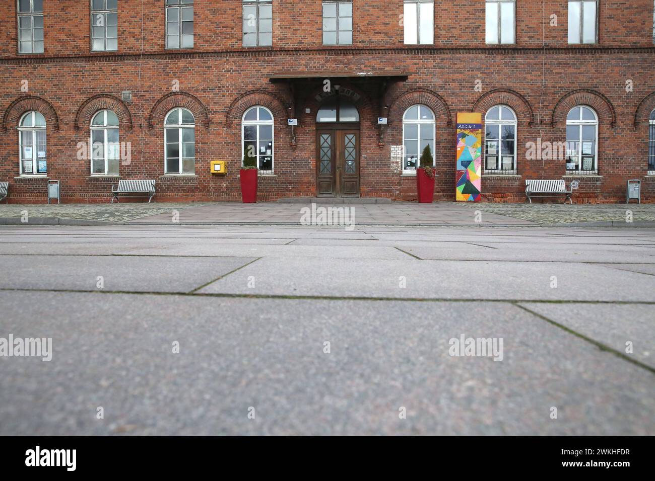 Blick am Dienstag 20.02.2024 in Anklam Landkreis Vorpommern Greifswald auf den örtlichen Demokratiebahnhof. Der Demokratiebahnhof wurde 2014 gegründet. Er stärkt den Erhalt der Demokratie vor Ort und gibt insbesondere Kinder und Jugendliche die Möglichkeit, eine demokratische und weltoffene Gesellschaft zu erleben und sich frei zu entfalten. Mittlerweile gibt es aber bauliche Mängel, die dazu führen haben, dass der Demokratiebahnhof als solcher geschlossen werden soll. *** Ansicht der Lokaldemokratiestation am Dienstag, 20 02 2024 im Landkreis Anklam Vorpommern in Greifswald die Demokratie Stockfoto