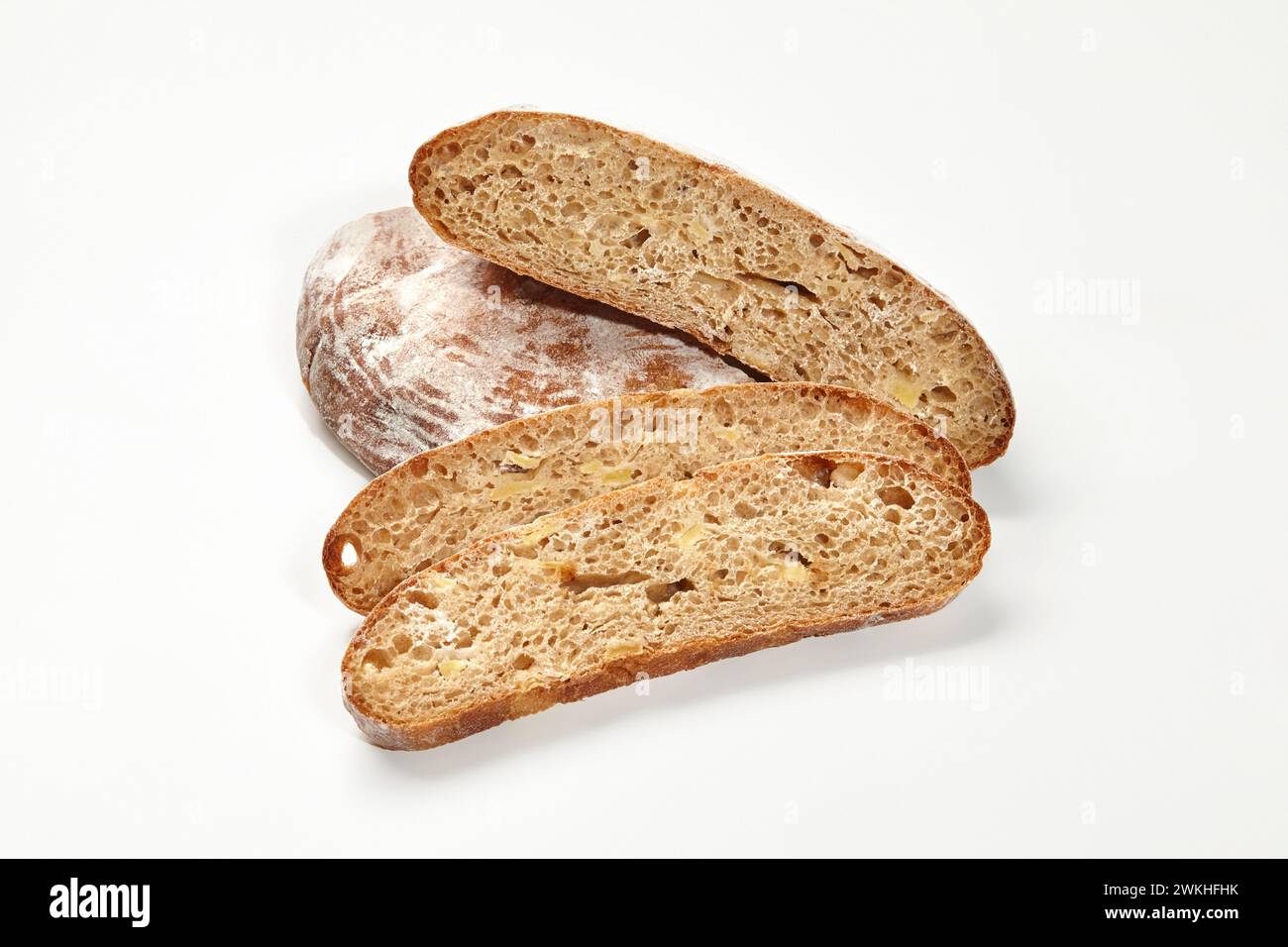 Ganze und in Scheiben geschnittene Laibe von Weizenbrot mit knuspriger bräunlicher Kruste und luftiger Textur auf weißem Hintergrund. Bäckerei- und Brotbackkonzept Stockfoto