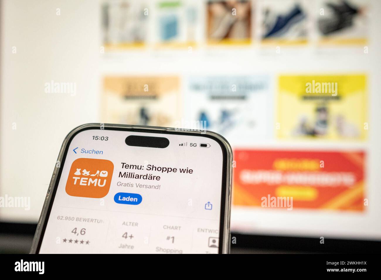 Handy mit geöffnetem App Store für TEMU-Download vor Logo-Hintergrund 21.02.24, Limburg: Symbolfoto, Illustrationsbild, Symbolbild, Illustrationsfoto Handy mit geöffnetem App Store für TEMU-Download vor Logo-Hintergrund ein Smartphone zeigt den geöffneten App Store, der zum Download der TEMU-App auffordert. Im Hintergrund ist deutlich das Logo von TEMU auf einem Bildschirm zu erkennen, was die Markenpräsenz unterstreicht Limburg Hessen Deutschland *** Handy mit geöffnetem App Store für TEMU Download vor Logo Hintergrund 21 02 24, Limburg Symbolfoto, Illustrationsbild, Symbolbild, illus Stockfoto