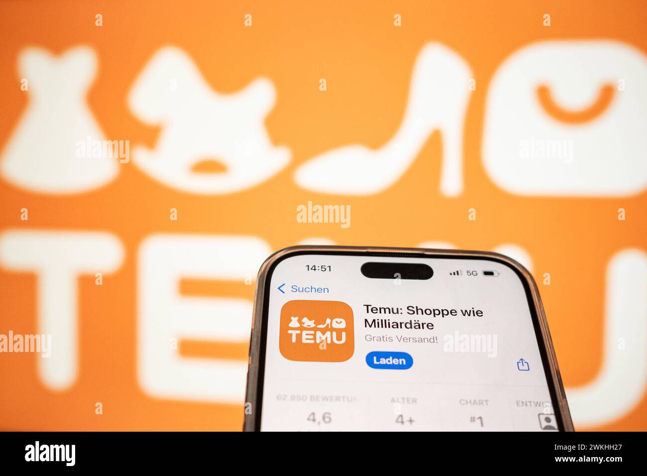 Handy mit geöffnetem App Store für TEMU-Download vor Logo-Hintergrund 21.02.24, Limburg: Symbolfoto, Illustrationsbild, Symbolbild, Illustrationsfoto Handy mit geöffnetem App Store für TEMU-Download vor Logo-Hintergrund ein Smartphone zeigt den geöffneten App Store, der zum Download der TEMU-App auffordert. Im Hintergrund ist deutlich das Logo von TEMU auf einem Bildschirm zu erkennen, was die Markenpräsenz unterstreicht Limburg Hessen Deutschland *** Handy mit geöffnetem App Store für TEMU Download vor Logo Hintergrund 21 02 24, Limburg Symbolfoto, Illustrationsbild, Symbolbild, illus Stockfoto