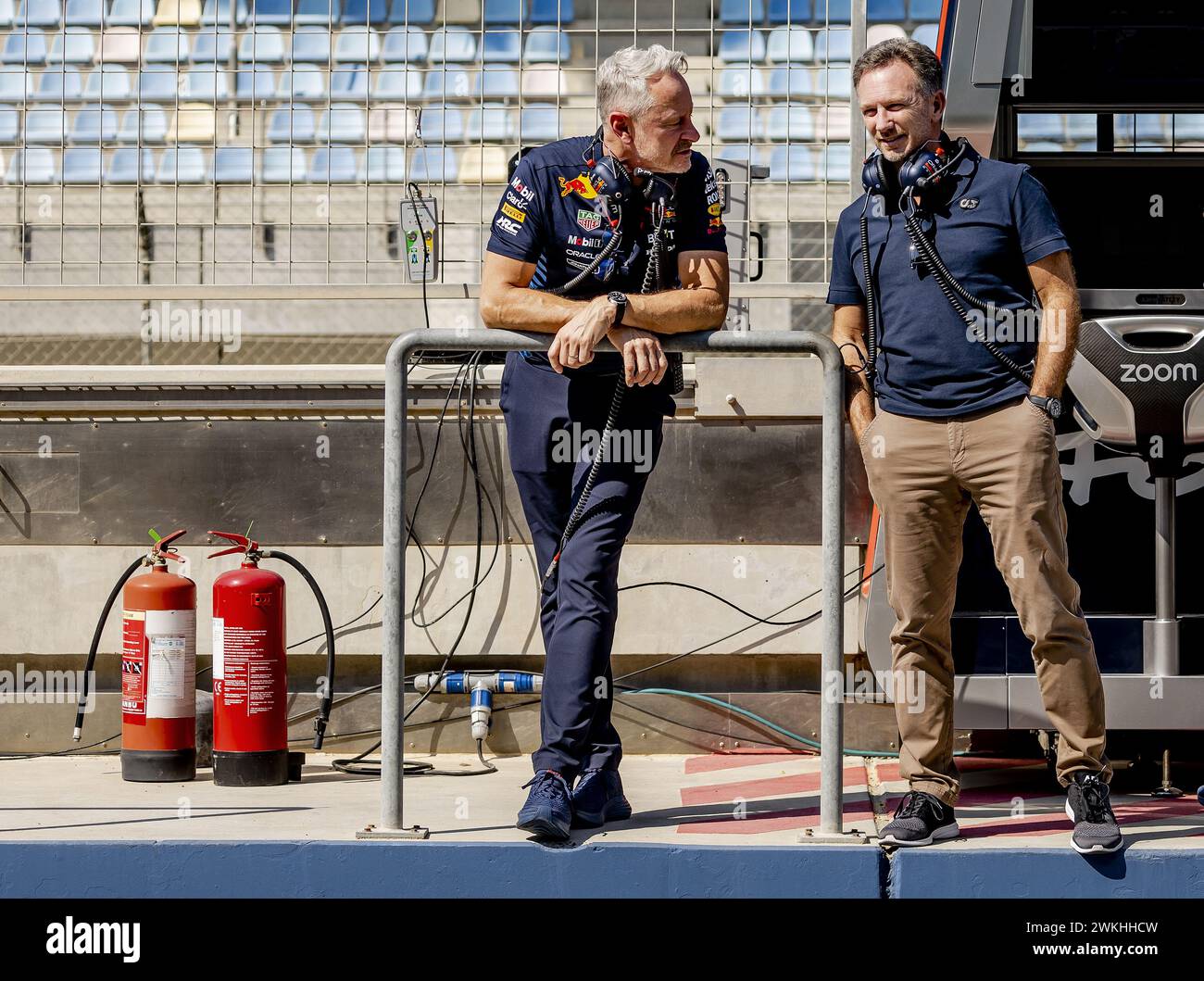 BAHRAIN – Jonathan Wheatley und Teamchef Christian Horner (Red Bull Racing) während des ersten Testtages auf dem Bahrain International Circuit Sakhir vor Beginn der Formel-1-Saison. ANP REMKO DE WAAL Credit: ANP/Alamy Live News Stockfoto
