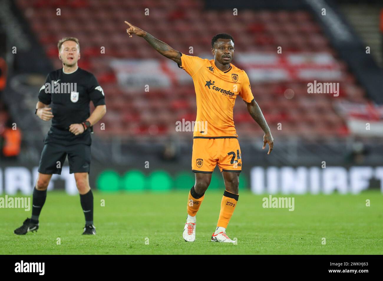 Southampton, Großbritannien. Februar 2024. Hull City Mittelfeldspieler Jean Michael Seri (24) Gesten während des Southampton FC gegen Hull City FC im St.Mary's Stadium, Southampton, England, Großbritannien am 20. Februar 2024 Credit: Every Second Media/Alamy Live News Stockfoto