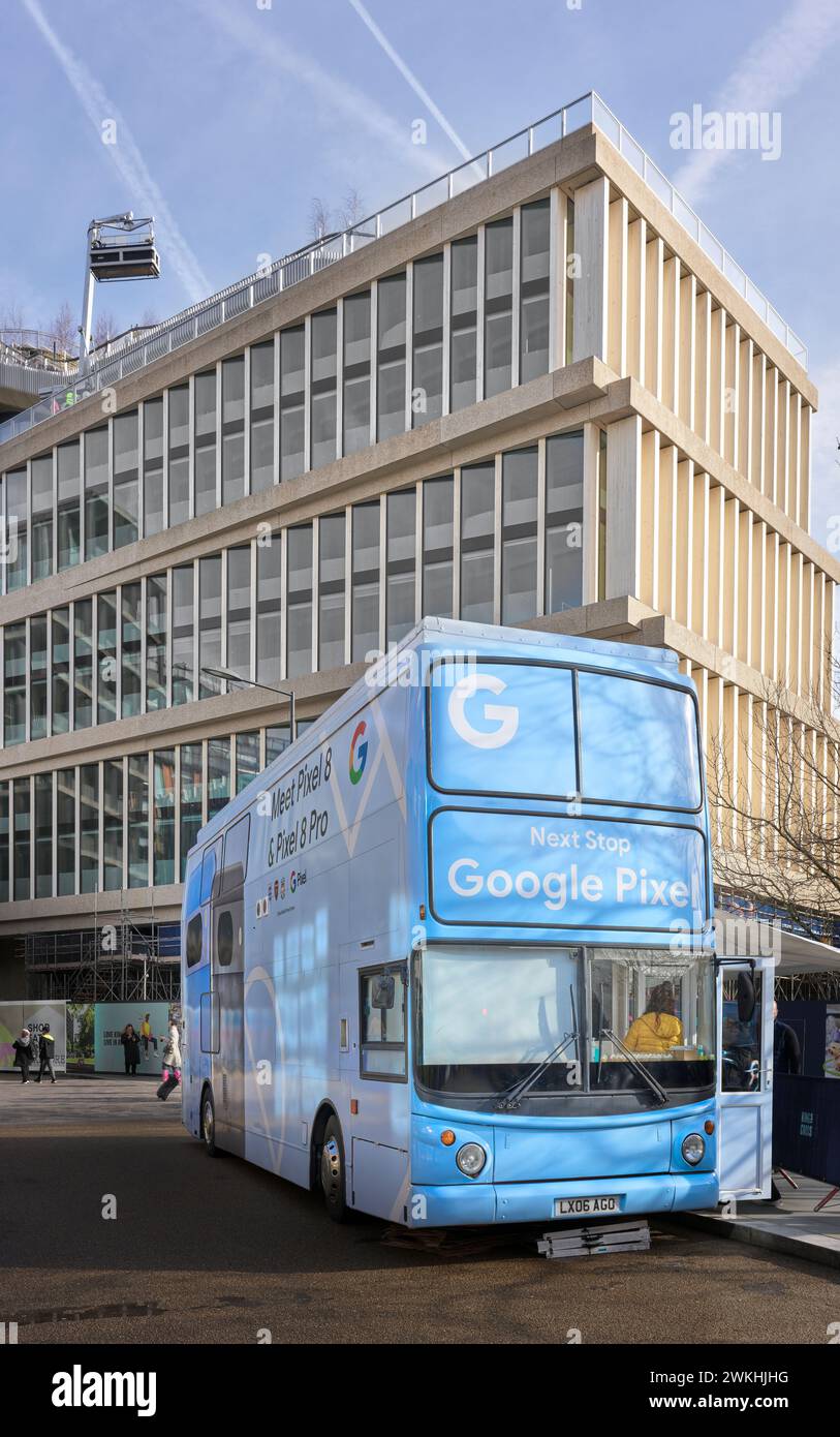 Google Pixel Bus vor dem Hauptquartier von Google London, England. Stockfoto