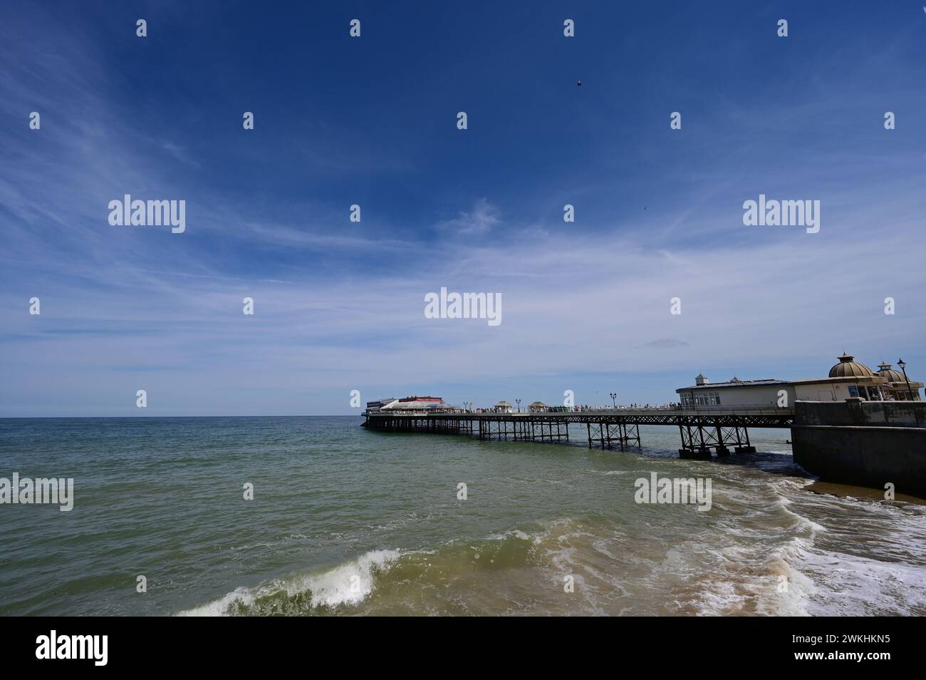 Eine idyllische Küste mit zahlreichen Piers und unberührtem weißem Sand Stockfoto