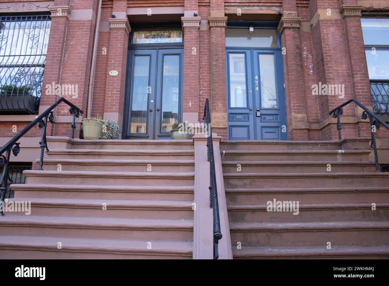 Ein rotes Backsteingebäude mit Treppen mit eisernen Geländern in New York, USA Stockfoto