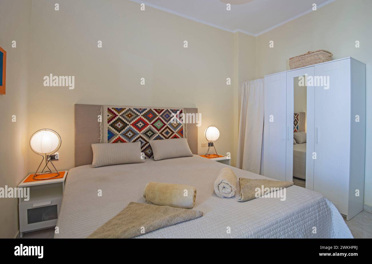 Inneneinrichtung Einrichtung Einrichtung von luxuriösem Schauzimmer mit Möbeln und Doppelbett mit Nachttisch und Kleiderschrank Stockfoto