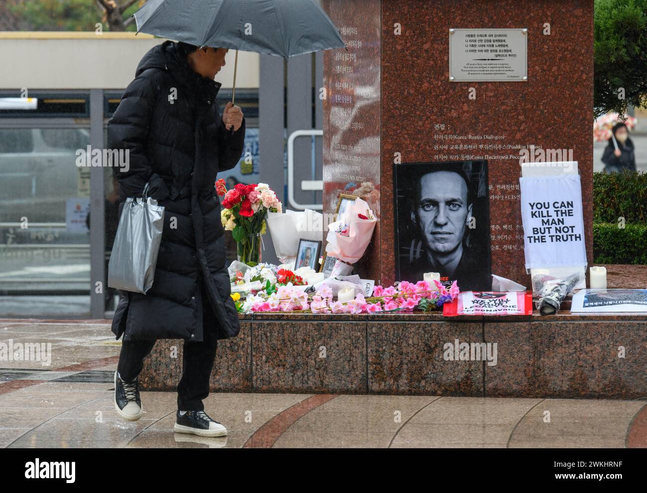 Seoul, Südkorea. Februar 2024. Eine Frau geht an der Puschkin plaza in Seoul vorbei, einer Gedenkstätte für den verstorbenen russischen Oppositionsführer Alexej Nawalny. Alexej Nawalny (* 4. Juni 1976 bis 16. Februar 2024) war ein russischer Oppositionsführer, Rechtsanwalt, Anti-Korruptions-Aktivist und politischer Gefangener. Er organisierte regierungsfeindliche Proteste und kandidierte für öffentliche Ämter, um sich der Korruption in Russland zu widersetzen und sich für Reformen gegen Präsident Wladimir Putin und seine Regierung einzusetzen. Quelle: SOPA Images Limited/Alamy Live News Stockfoto
