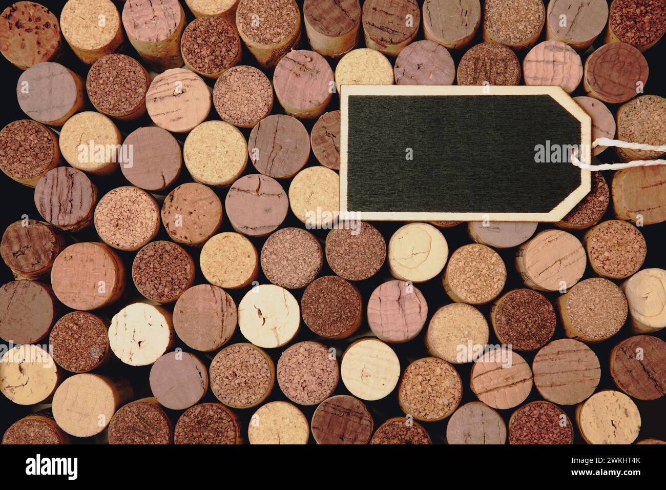 Flatlay von Weinkorken mit einer kleinen Tafel, Kopierabstand Stockfoto