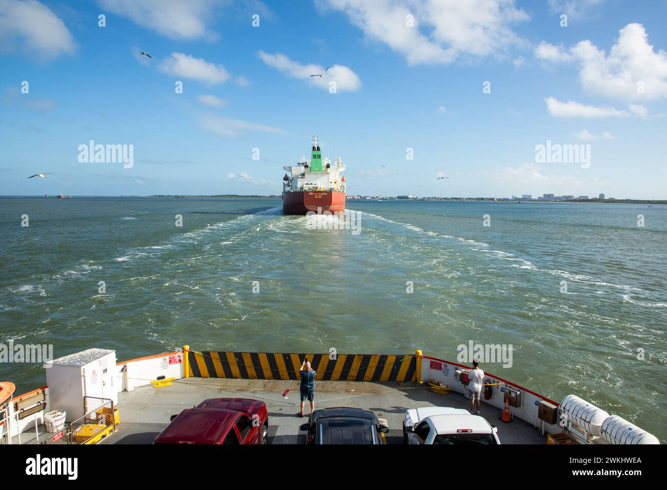 Bolivar, USA - 28. Oktober 2023: Fähre vom Hafen Bolivar nach Galveston. Die Fähre ist kostenlos und fährt alle 20 Minuten. Stockfoto