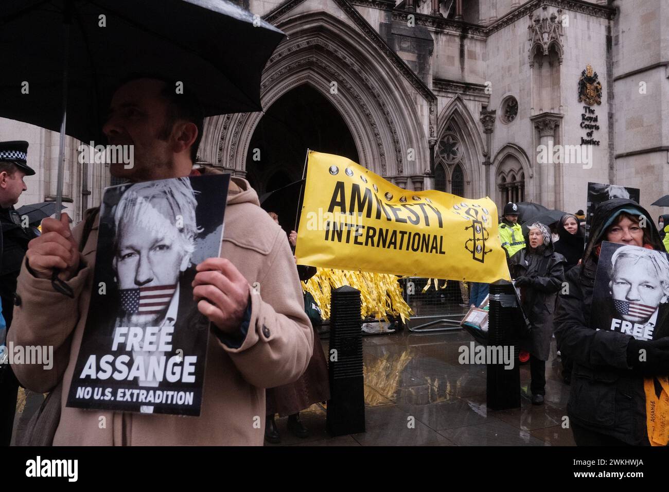 London, Großbritannien. Februar 2024. Gegen die Auslieferung aus Großbritannien an die USA tritt Julian Assange vor den Royal Courts of Justice in London ein. Quelle: Joao Daniel Pereira/Alamy Live News Stockfoto