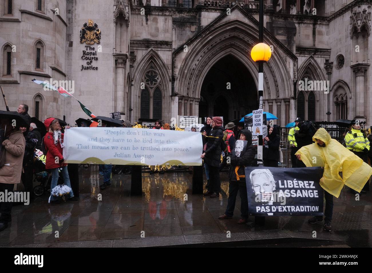 London, Großbritannien. Februar 2024. Gegen die Auslieferung aus Großbritannien an die USA tritt Julian Assange vor den Royal Courts of Justice in London ein. Quelle: Joao Daniel Pereira/Alamy Live News Stockfoto