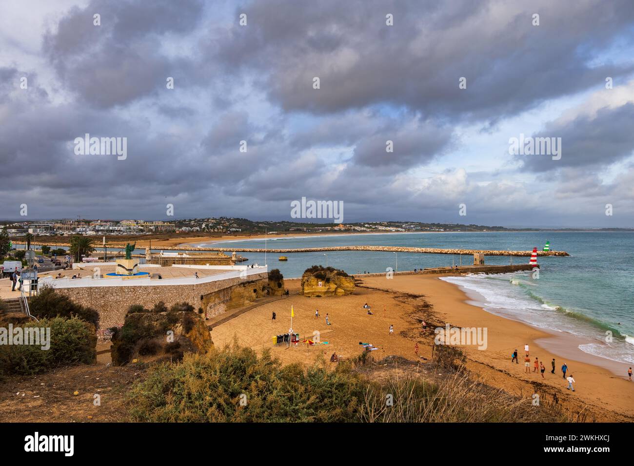Strand Praia do Cais da Solaria und Festung Forte da Ponta da Bandeira in Lagos, Algarve, Portugal. Stockfoto