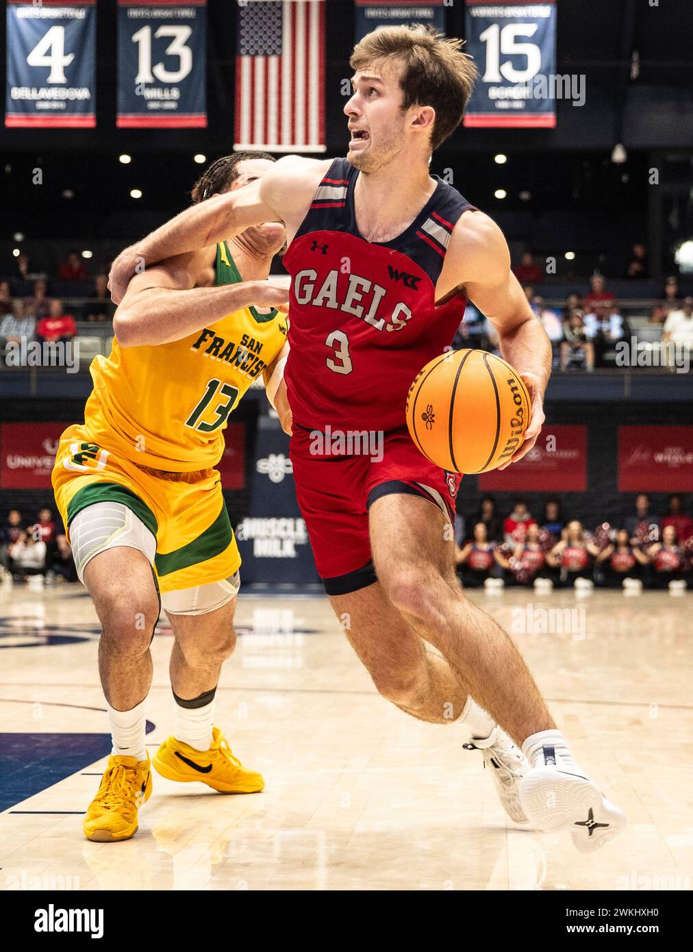 Februar 2024 Moraga CA, USA St. Marias Garde Augustas Marciulionis (3) geht während des NCAA Männer Basketballspiels zwischen San Francisco Dons und den Saint Mary's Gaels zum Basketball. Saint Mary's schlug San Francisco 70-66 im University Credit Union Pavilion Moraga Calif Thurman James/CSM Stockfoto